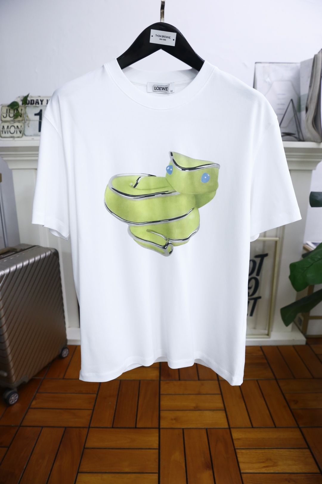 NO:427026,Luo Yiwei. New summer style!  Fashionable and casual round neck short-sleeved fashion item design, more fashionable and comfortable, high-standard customization, very stylish upper body, luxurious LOGO pattern on the chest, customer-supplied auxiliary materials, comfortable Pima cotton fabric with very delicate texture, exquisite details and exquisite craftsmanship, extremely shaping item, can be matched with any fashion, super good style, a must-have item for trendy men. Counter code: S-4XL, maximum wear to 220 pounds!  Shipping the next day!  ,loewe,T-shirt,alexander wang19860909罗意威. 夏季新款！时尚休闲圆领短袖时尚单品设计,更加时尚舒适,高标准定制,上身非常有型,胸前奢华LOGO图案 客供辅料,采用舒适匹马棉面料质感非常细腻,细节工艺精湛考究,塑造性极高的一款单品,任何时装都可以搭配,版型超级好 潮男必备单品 专柜码:S-4XL,最大穿到220斤！隔天出货！,,loewe,T-shirt,alexander wang,Men's clothing