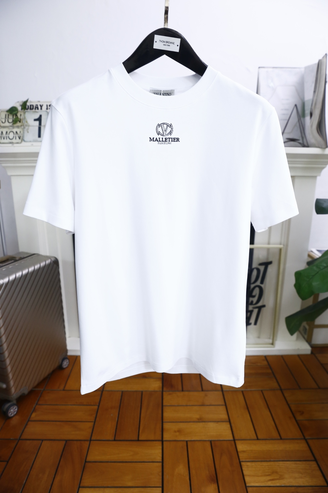 NO:427031,Valentino. New summer style for men's casual round neck short sleeves!  Overseas version of classic custom LOGO design on chest!  High-end customization, high-version, fashionable and versatile!  It uses comfortable cotton fabric with super soft and delicate feel, comfortable to wear, high-end boutique, fine OEM, very good for the body, a must-have item for men!  Size S-4XL, maximum wear to 220 catties!  Shipping the next day!  , valentino, T-shirt,alexander wang19860909华伦天奴. 夏季新款男士休闲圆领短袖！海外版本胸前经典定制LOGO设计！高端定制 高版本 时尚百搭爆款！采用舒适匹马棉面料手感超柔软细腻 穿着亲肤舒适 高端精品 代工厂精细做上身非常赞 男士必备单品！尺码S-4XL,最大穿到220斤！隔天出货！,,valentino,T-shirt,alexander wang,Men's clothing