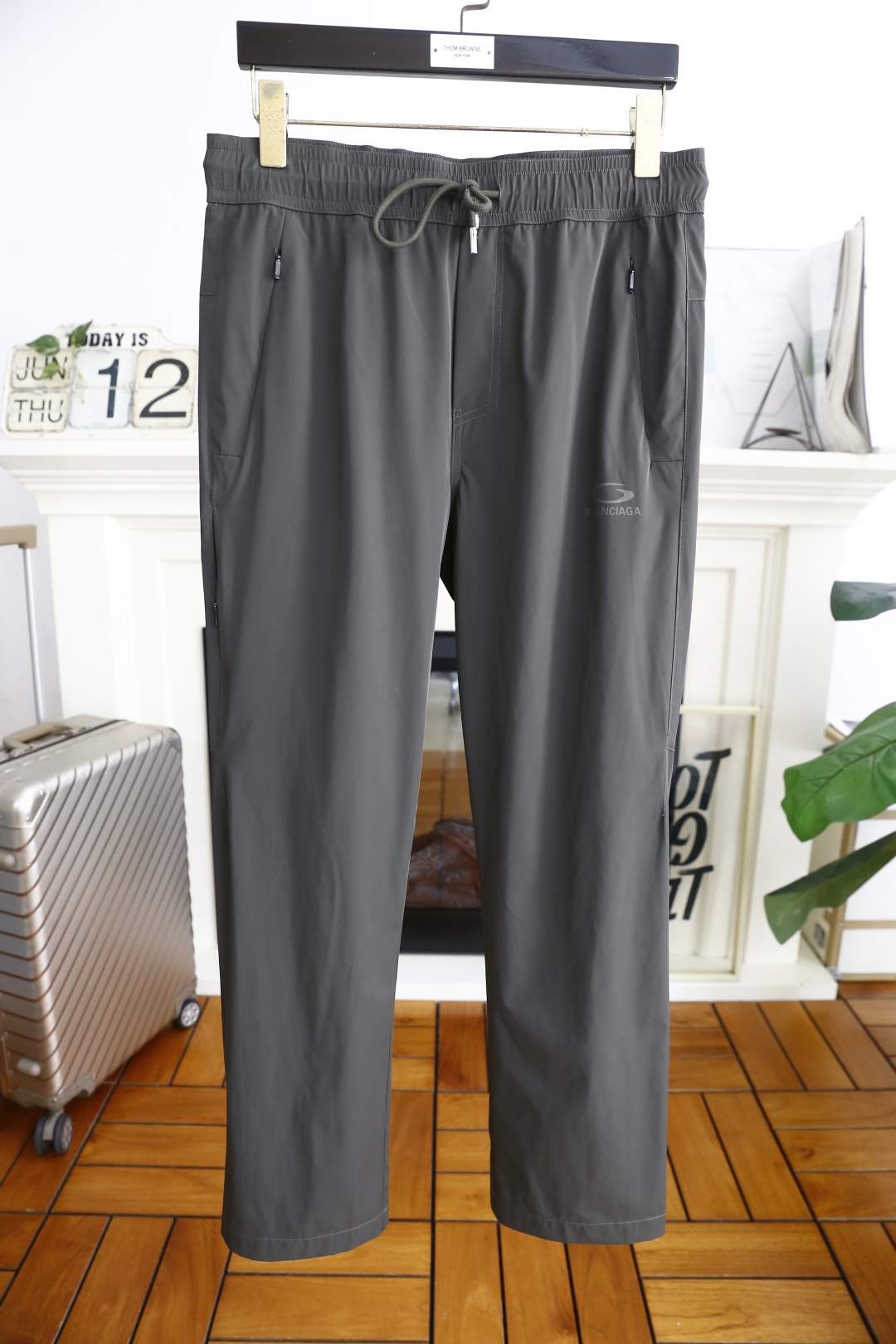 NO:427045,Balenciaga. 25 new summer fashion men's thin casual pants!  Classic two-side pocket design!  It uses imported comfortable and quick-drying breathable fabric, luxurious classic letter LOGO design, and the upper body is comfortable!  Elastic waist and small feet with no restraint!  The same product for overseas European counters, the upper body is fashionable and sporty, very low-key and luxurious!  The stitching of the turner is delicate and strong!  Perfect three-dimensional tailoring, highly recommend buying the product!  Counter size S-4XL, shipped the next day!  ,balenciaga,balenciaga,alexander wang19860909巴黎世家/Balenciaga. 25夏季新品时尚男士薄款休闲裤！经典两侧插袋设计！采用进口舒适速干透气面料,奢华经典字母LOGO设计 上身随意舒服！松紧腰小脚搭配无束缚感！海外欧洲专柜同品,上身时尚运动显时尚,很低调且不失奢华品味！车工缝线细致而强悍！完美立体剪裁,强烈推荐购入货色！专柜尺码S-4XL,隔天出货！,,balenciaga,balenciaga,alexander wang,Men's clothing