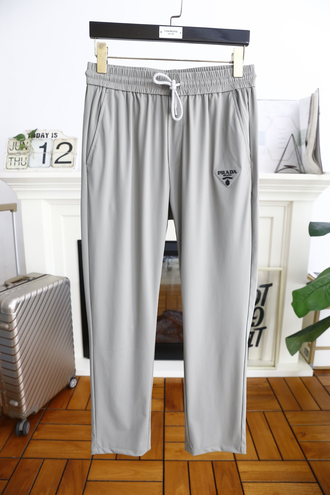 NO:427050,Pula*/Pra*a. 25 new summer fashion men's thin casual pants!  Classic two-side pocket design!  It uses imported comfortable and quick-drying breathable fabric, luxurious and classic triangle letters LOGO design, and the upper body is casual and comfortable!  Elastic waist and small feet with no restraint!  The same product for overseas European counters, the upper body is fashionable and sporty, very low-key and luxurious!  The stitching of the turner is delicate and strong!  Perfect three-dimensional tailoring, highly recommend buying the product!  Counter size S-4XL, shipped the next day!  ,prada,prada,alexander wang19860909普拉*/Pra*a. 25夏季新品时尚男士薄款休闲裤！经典两侧插袋设计！采用进口舒适速干透气面料,奢华经典三角标字母LOGO设计 上身随意舒服！松紧腰小脚搭配无束缚感！海外欧洲专柜同品,上身时尚运动显时尚,很低调且不失奢华品味！车工缝线细致而强悍！完美立体剪裁,强烈推荐购入货色！专柜尺码S-4XL,隔天出货！,,prada,prada,alexander wang,Men's clothing