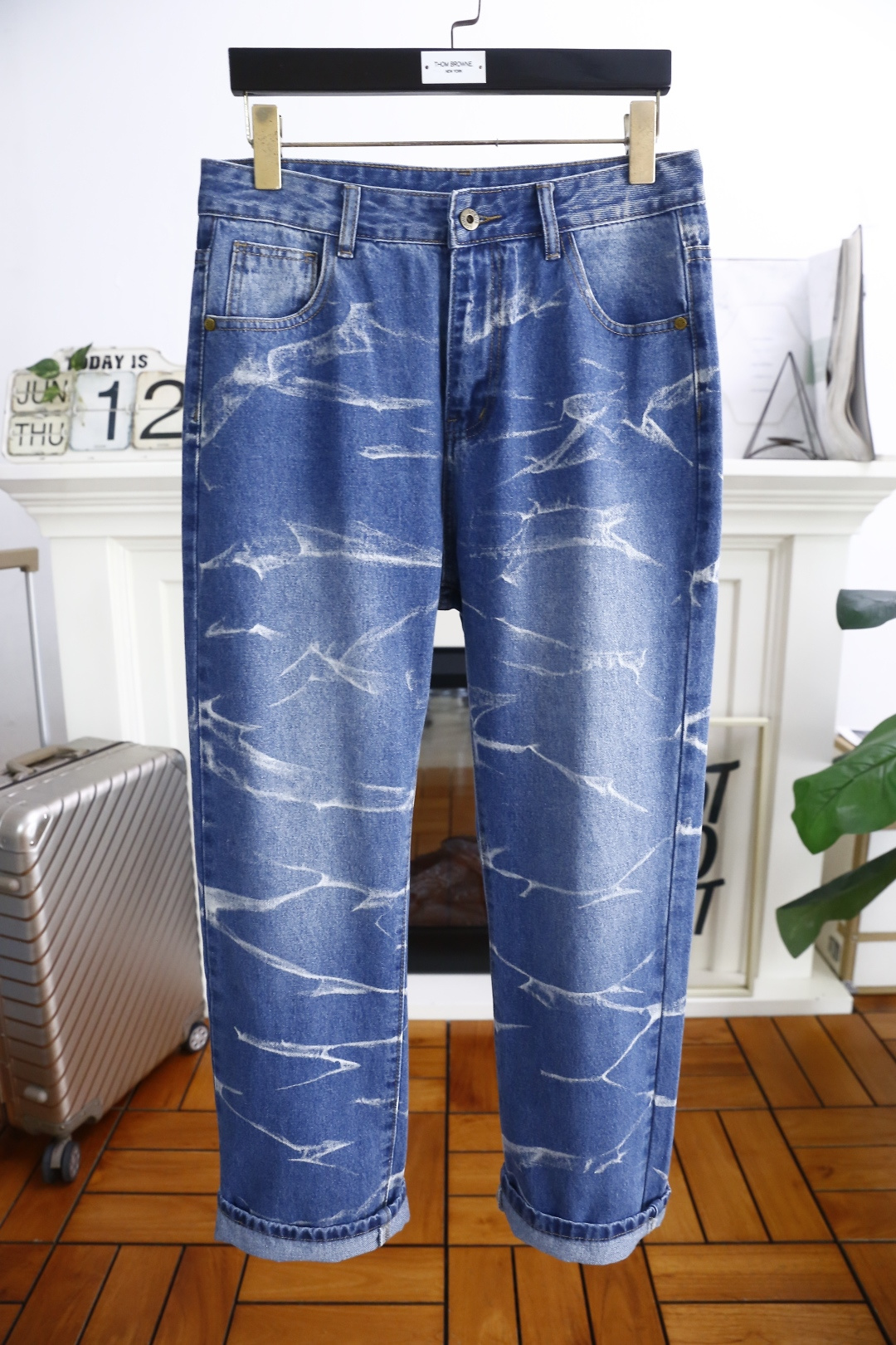 NO:442986,Luo Yiwei. 25 summer new brand loose original single men's versatile jeans luxury brand original leather brand letter LOGO matching!  The role of ace hits every season is like a classic signature textbook!  A pair of pants with a very aesthetic tone, dominated by fabric and quality, continues the essence of normal design, with label elements perfectly embedded, which is a distinctive feature of identity and is quite distinctive!  Customer-supplied top-quality washing buffet fabrics, the fabric has first-class texture, slightly elastic, excellent scratchiness and boneiness, and the capable and neat cut, and the upper body effect is excellent!  A must-have artifact for trendy men!  Counter size 29-38, no 35/37!  Shipping the next day!  ,loewe,jeans,alexander wang19860909罗意威. 25夏季新品潮牌宽松原单男士百搭牛仔裤奢华品牌原版皮牌字母LOGO搭配！每一季的王牌级爆款担当,俨然属于经典招牌教科书般存在！极具美学基调的一款裤子,以面料和品质为主导,延续了常态化的设计精髓,标签化元素完美嵌入,属于身份的特色彰显,辨识度颇为鲜明！客供进口顶级洗水牛仔面料,面料质地一流,略带弹力,挺刮度与筋骨感极好,干练利落的裁剪,上身效果极好！潮男必备神器！专柜尺码29-38,无35/37！隔天出货！,,loewe,jeans,alexander wang,Men's clothing