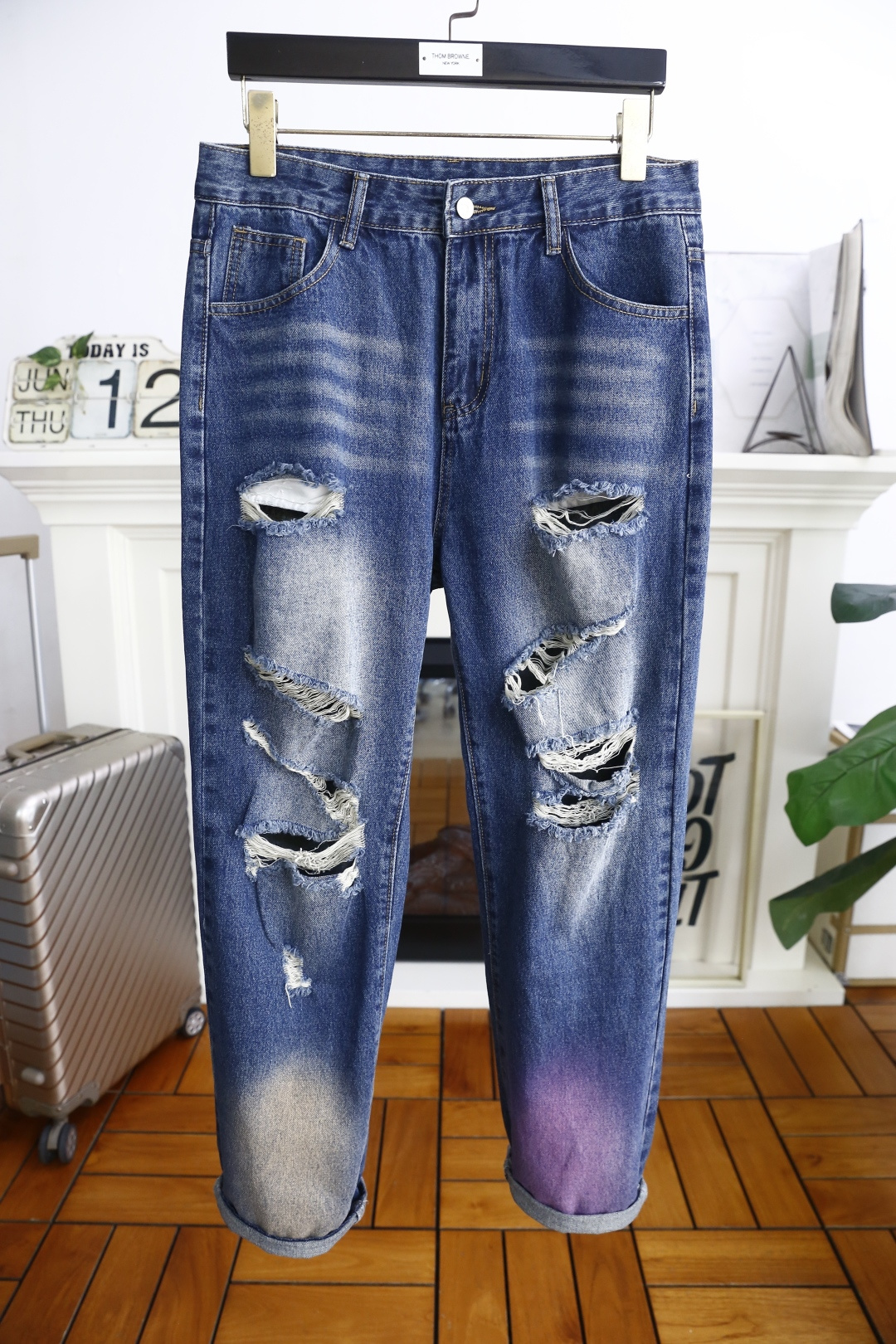 NO:442977,Givenc*y. 25 summer new trendy brand loose original single men's versatile jeans classic trendy brand ripped design!  Luxurious classic brand original letter LOGO matching!  The role of ace hits every season is like a classic signature textbook!  A pair of pants with a very aesthetic tone, dominated by fabric and quality, continues the essence of normal design, with label elements perfectly embedded, which is a distinctive feature of identity and is quite distinctive!  Customer-supplied top-quality washing buffet fabrics, the fabric has first-class texture, slightly elastic, excellent scratchiness and boneiness, and the capable and neat cut, and the upper body effect is excellent!  A must-have artifact for trendy men!  Counter size 29-38, no 35/37!  Shipping the next day!  , given , given , given , given , given , jeans , alexander wang19860909纪梵希/Givenc*y. 25夏季新品潮牌宽松原单男士百搭牛仔裤经典潮牌破洞设计！奢华经典品牌原版字母LOGO搭配！每一季的王牌级爆款担当,俨然属于经典招牌教科书般存在！极具美学基调的一款裤子,以面料和品质为主导,延续了常态化的设计精髓,标签化元素完美嵌入,属于身份的特色彰显,辨识度颇为鲜明！客供进口顶级洗水牛仔面料,面料质地一流,略带弹力,挺刮度与筋骨感极好,干练利落的裁剪,上身效果极好！潮男必备神器！专柜尺码29-38,无35/37！隔天出货！,,givenchy,givenchy,jeans,alexander wang,Men's clothing