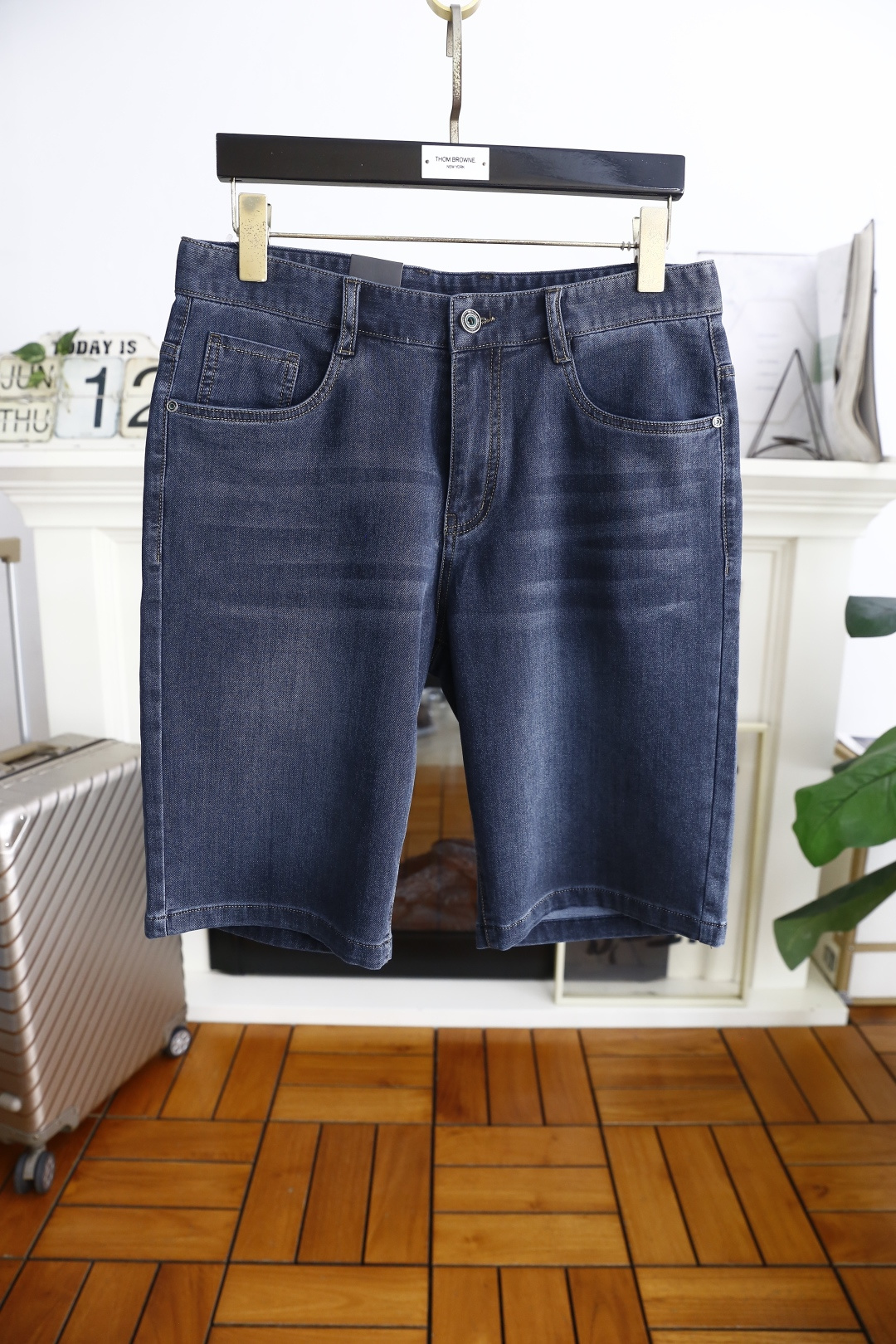 NO:427017,Dior/Christian D*or. The new summer men's denim shorts are perfectly wrapped inside, fashionable and classic brand LOGO pattern design, exquisite hardware accessories embellishment, the details are considered in full detail, the workmanship is really exquisite, the wiring is fine and symmetrical, there is no unnecessary thread head, the customer supply counter is comfortable washing denim fabric, soft and comfortable, and enjoys texture. The accessories are complete, comparable to any version in the market, and the upper body effect is excellent!  Size 29-38, no 35/37!  Shipping the next day!  ,dior,shorts,alexander wang19860909迪奥/Christian D*or. 夏季新款男士牛仔短裤内里完美包边,时尚经典品牌LOGO图案设计 精美五金配件点缀 在细节上考虑的面面俱到 做工真的极其精湛 走线细密匀称 毫无多余线头,客供专柜舒适洗水牛仔面料,柔软舒适,质感享受.辅料齐全,媲美市场任何版本,上身效果超赞！尺码29-38,无35/37！隔天出货！,,dior,shorts,alexander wang,Men's clothing