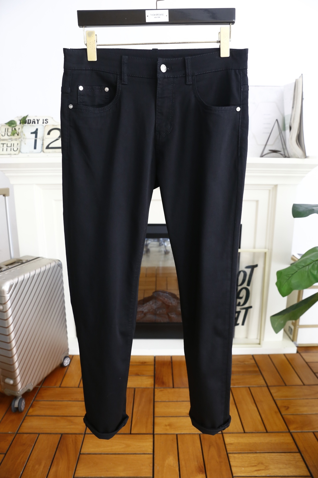 NO:443021,Kiton. New product for summer 2025!  Fashionable men's dark versatile casual pants!  Luxury classic brand letter LOGO accessories. It is very comfortable to wear, low-key and luxurious, and it is very classy when worn. There is no need to say much about the style and cutting of the pants. The upper body is exquisite and vivid, and the top quality is top-quality. The selection of truly palace-grade denim. High-end top-washed denim fabric is of excellent quality. It has made the pants very soft after heavy washing!  Not picky about people, the upper body is absolutely stylish and extremely luxurious. Counter size 29-38, no 35/37!  Shipping the next day!  ,alexander wang19860909kiton. 2025夏季新品！时尚男士深色百搭休闲裤！奢华经典品牌字母LOGO配饰 身穿着非常舒适 低调不失奢华 穿出去非常有档次 裤型款式和裁剪亦无需多言 上身精致跃然高档一等一顶级质料 真正殿堂级的牛仔布选用 高档顶级洗水牛仔面料,品质卓然,经过重水洗使得裤子很柔软！不挑人 上身绝对的有型 极度奢华. 专柜尺码 29-38,无35/37！隔天出货！,,alexander wang,Men's clothing