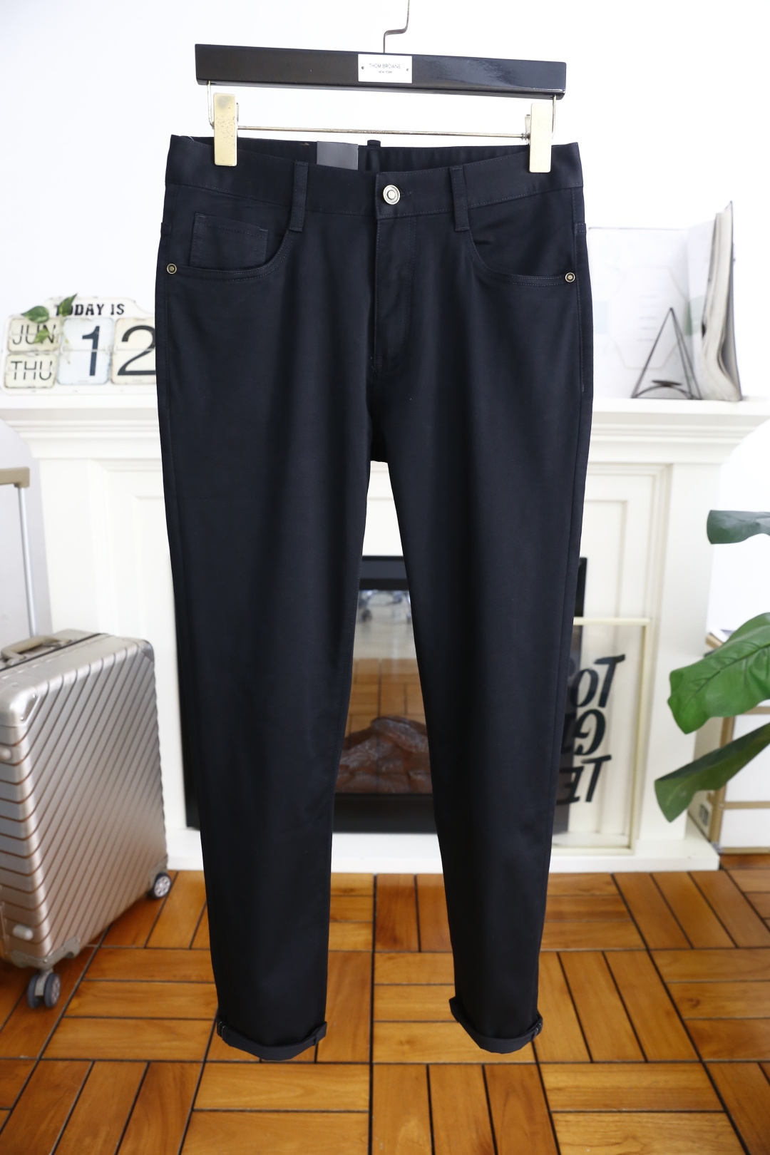 NO:443013,Burb*rry. New products for summer 2025!  Fashionable men's dark versatile casual pants!  Luxury and classic brand LOGO accessories, very comfortable to wear, low-key and luxurious, very classy when worn, no need to say anything about the style and cutting of the pants. The upper body is exquisite and vivid, and the top quality is top-quality. The selection of truly palace-grade denim. High-end top-washed denim fabric, excellent quality, and heavy washing makes the pants very soft!  Not picky about people, the upper body is absolutely stylish and extremely luxurious. Counter size 29-38, no 35/37!  Shipping the next day!  ,burberry,burberry,alexander wang19860909巴宝丽/Burb*rry. 2025夏季新品！时尚男士深色百搭休闲裤！奢华经典品牌LOGO配饰 身穿着非常舒适 低调不失奢华 穿出去非常有档次 裤型款式和裁剪亦无需多言 上身精致跃然高档一等一顶级质料 真正殿堂级的牛仔布选用 高档顶级洗水牛仔面料,品质卓然,经过重水洗使得裤子很柔软！不挑人 上身绝对的有型 极度奢华. 专柜尺码 29-38,无35/37！隔天出货！,,burberry,burberry,alexander wang,Men's clothing