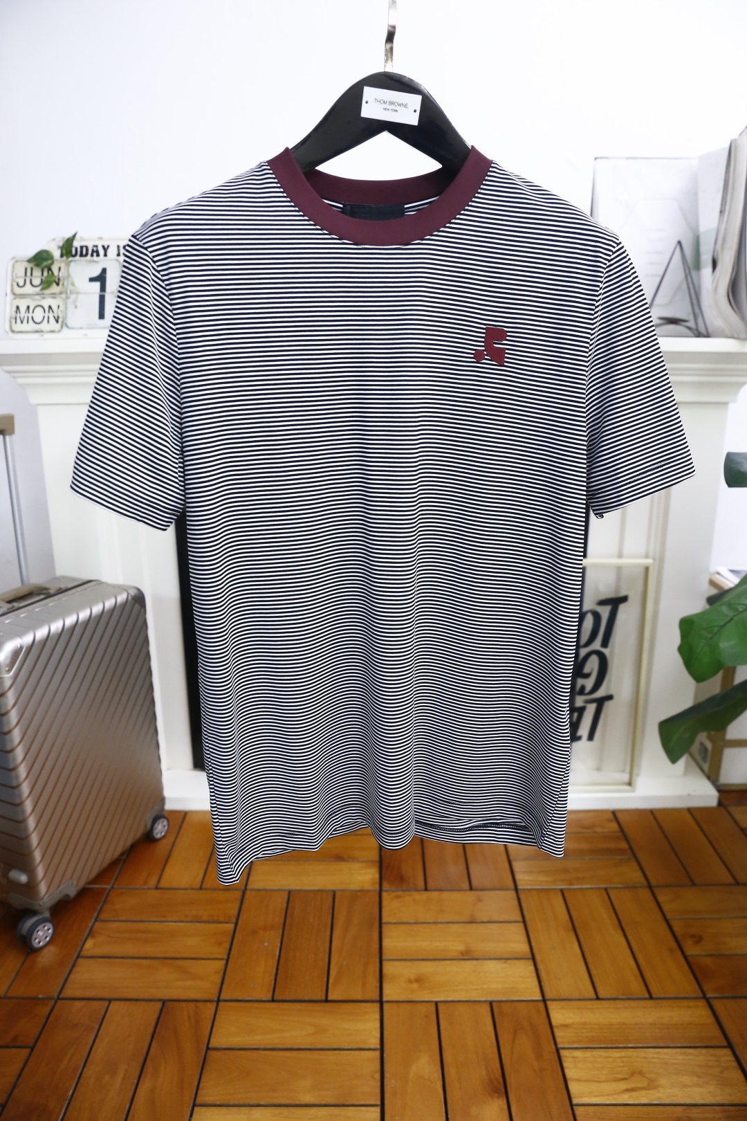 NO:427041,RR. New summer products for men's striped short-sleeved fashion classic pullover design!  High-end custom versatile styles that anyone can easily control. Use high-end, comfortable and breathable fabrics!  Luxury classic brand elements LOGO design, which is very high-end and must be entered if you understand the goods!  The style and tailoring are slim styles, which are very exquisite, showing aura and highlighting the exquisiteness of business men. This is the unique feature, the right slim fit, and the upper body effect is very good!  The counter size S-4XL is the maximum size to wear 220 kilograms!  Shipping the next day!  ,T-shirt,alexander wang19860909RR. 夏季新品男士条纹短袖时尚经典套头设计！高级定制百搭款式 任何人都可以轻松驾驭 采用高档舒适透气面料！奢华经典品牌元素LOGO设计,非常显档次懂货的必须入！版型剪裁属于修身款 非常精致,显气场,又会凸显商务男士的精致,这就是独到之处,恰到好处的修身,上身效果非常赞！专柜尺码S-4XL,最大穿到220斤！隔天出货！,,T-shirt,alexander wang,Men's clothing