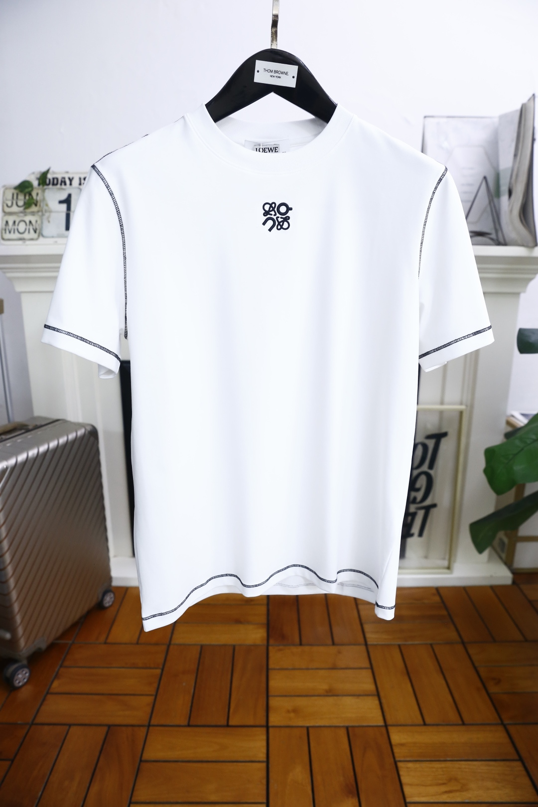 NO:427036,Luo Yiwei. New summer style!  Fashionable and casual round neck short-sleeved fashion item design, more fashionable and comfortable, high-standard customization, very stylish upper body, luxurious classic brand LOGO pattern on the chest, customer-supplied auxiliary materials, using comfortable Pima cotton fabric with very delicate texture, exquisite details and exquisite craftsmanship, extremely shaping item, can be matched with any fashion, super good style, a must-have item for trendy men. Counter code: S-4XL, maximum wear to 220 pounds!  Shipping the next day!  ,loewe,T-shirt,alexander wang19860909罗意威. 夏季新款！时尚休闲圆领短袖时尚单品设计,更加时尚舒适,高标准定制,上身非常有型,胸前奢华经典品牌LOGO图案 客供辅料,采用舒适匹马棉面料质感非常细腻,细节工艺精湛考究,塑造性极高的一款单品,任何时装都可以搭配,版型超级好 潮男必备单品 专柜码:S-4XL,最大穿到220斤！隔天出货！,,loewe,T-shirt,alexander wang,Men's clothing