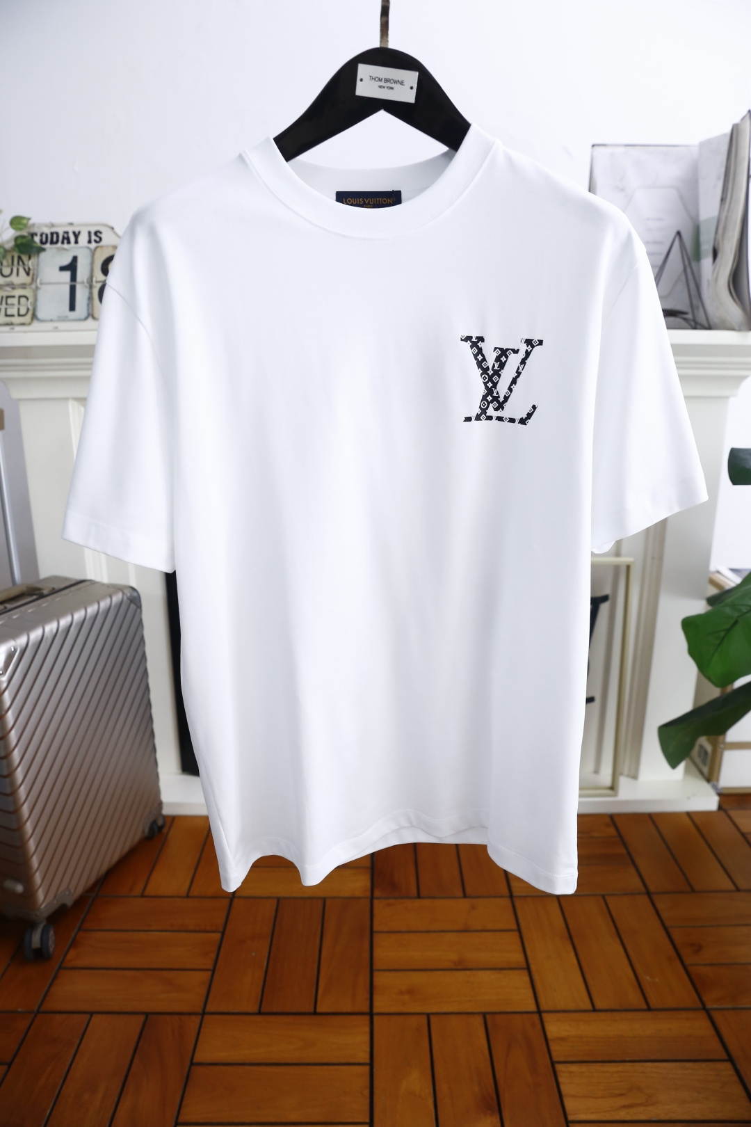 NO:427093,Louis Vuit*/Louis Vuit*on. New summer original single men's casual short-sleeved T-shirt!  Luxurious classic brand original LOGO design!  High-end customization, high-version, fashionable and versatile!  The comfortable mercerized cloud cotton fabric is super soft and delicate, and it is comfortable to wear. It is high-end boutique. The fine OEM factory makes it very good. Men's must-have items. Complete three standards!  Size 48-56, shipped the next day!  ,,louis vuitton,louis vuitton,T-shirt,tees,t-shirt,alexander wang19860909路易威*/Louis Vuit*on. 夏季新款原单男士休闲短袖T恤！奢华经典品牌原版LOGO设计！高端定制 高版本 时尚百搭爆款！采用舒适丝光云朵棉面料手感超柔软细腻 穿着亲肤舒适 高端精品 代工厂精细做上身非常赞 男士必备单品 三标齐全！尺码48-56,隔天出货！,,louis vuitton,louis vuitton,T-shirt,tees，t-shirt,alexander wang,Men's clothing