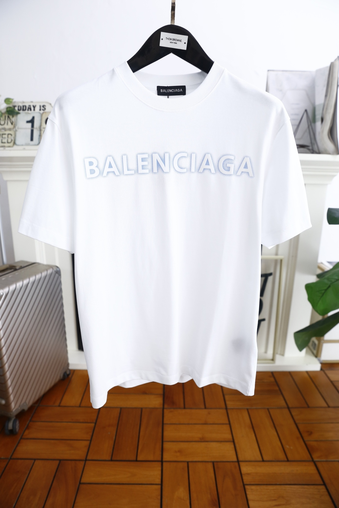 NO:427098,Balenci*ga. New summer original single men's casual round neck short-sleeved T-shirt!  Luxurious classic brand original letter LOGO design!  High-end customization, high-version, fashionable and versatile!  The comfortable mercerized cloud cotton fabric is super soft and delicate, and it is comfortable to wear. It is high-end boutique. The fine OEM factory makes it very good. Men's must-have items. Complete three standards!  Size 48-56, shipped the next day!  ,,balenciaga,balenciaga,T-shirt,tees,t-shirt,alexander wang19860909巴黎世家/Balenci*ga. 夏季新款原单男士休闲圆领短袖T恤！奢华经典品牌原版字母LOGO设计！高端定制 高版本 时尚百搭爆款！采用舒适丝光云朵棉面料手感超柔软细腻 穿着亲肤舒适 高端精品 代工厂精细做上身非常赞 男士必备单品 三标齐全！尺码48-56,隔天出货！,,balenciaga,balenciaga,T-shirt,tees，t-shirt,alexander wang,Men's clothing