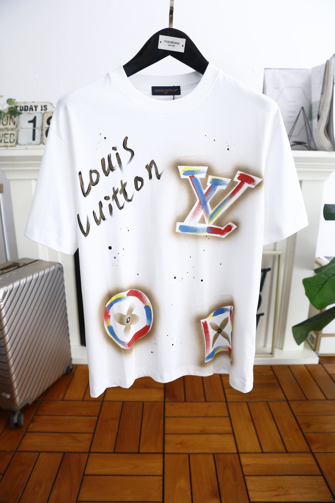 NO:427088,Louis Vuit*/Louis Vuit*on. New summer original single men's casual short-sleeved T-shirt!  Luxurious classic brand original letter LOGO design!  High-end customization, high-version, fashionable and versatile!  The comfortable mercerized cloud cotton fabric is super soft and delicate, and it is comfortable to wear. It is high-end boutique. The fine OEM factory makes it very good. Men's must-have items. Complete three standards!  Size 48-56, shipped the next day!  ,,louis vuitton,louis vuitton,T-shirt,tees,t-shirt,alexander wang19860909路易威*/Louis Vuit*on. 夏季新款原单男士休闲短袖T恤！奢华经典品牌原版字母LOGO设计！高端定制 高版本 时尚百搭爆款！采用舒适丝光云朵棉面料手感超柔软细腻 穿着亲肤舒适 高端精品 代工厂精细做上身非常赞 男士必备单品 三标齐全！尺码48-56,隔天出货！,,louis vuitton,louis vuitton,T-shirt,tees，t-shirt,alexander wang,Men's clothing