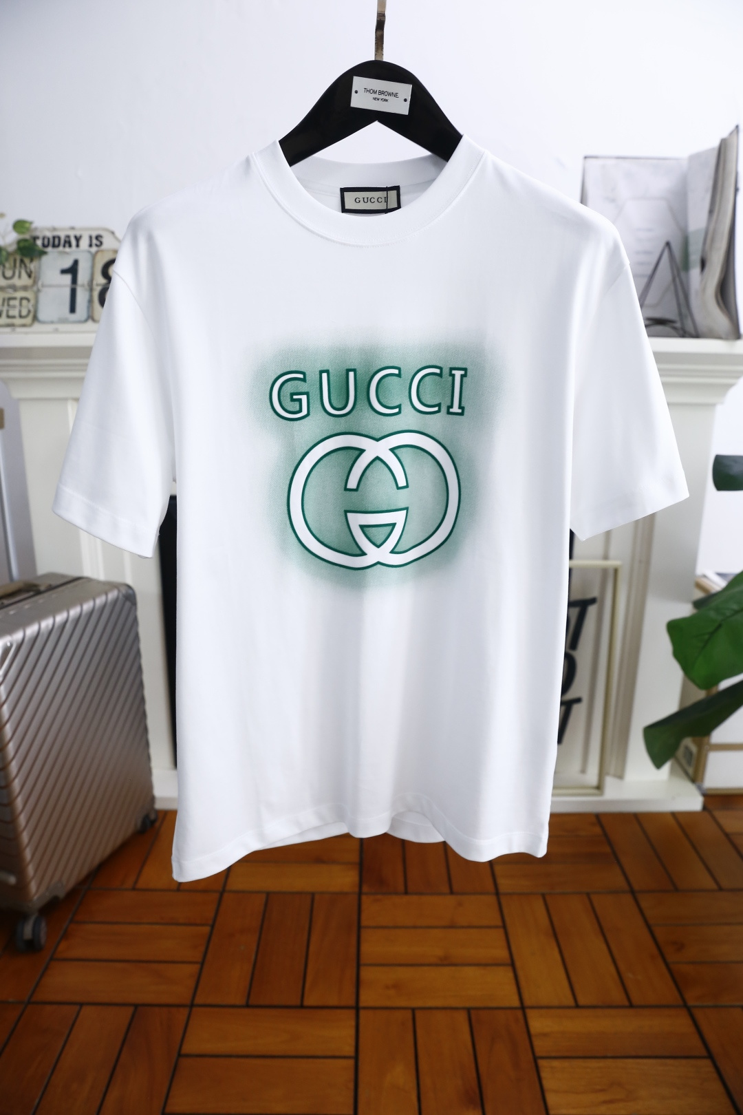 NO:427083,Gucci/Gu*ci. New summer original single men's casual round neck short-sleeved T-shirt!  Luxurious classic brand original letter LOGO design!  High-end customization, high-version, fashionable and versatile!  The comfortable mercerized cloud cotton fabric is super soft and delicate, and it is comfortable to wear. It is high-end boutique. The fine OEM factory makes it very good. Men's must-have items. Complete three standards!  Size 48-56, shipped the next day!  ,gucci,T-shirt,tees,t-shirt,alexander wang19860909古驰/Gu*ci. 夏季新款原单男士休闲圆领短袖T恤！奢华经典品牌原版字母LOGO设计！高端定制 高版本 时尚百搭爆款！采用舒适丝光云朵棉面料手感超柔软细腻 穿着亲肤舒适 高端精品 代工厂精细做上身非常赞 男士必备单品 三标齐全！尺码48-56,隔天出货！,,gucci,T-shirt,tees，t-shirt,alexander wang,Men's clothing