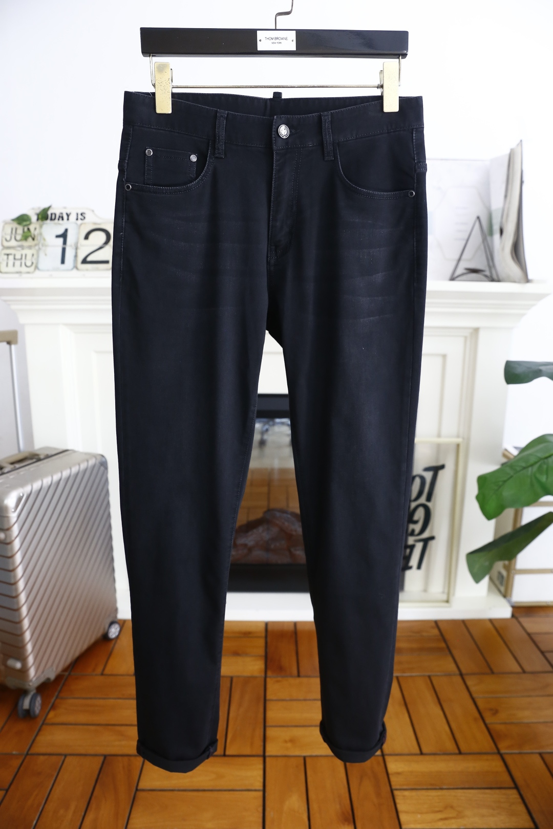 NO:427051,Pula*/Pr*da. New summer products!  Fashionable men's dark versatile casual pants!  Luxury classic brand letter LOGO accessories. It is very comfortable to wear, low-key and luxurious, and it is very classy when worn. There is no need to say much about the style and cutting of the pants. The upper body is exquisite and vivid, and the top quality is top-quality. The selection of truly palace-grade denim. High-end top-washed denim fabric is of excellent quality. It has made the pants very soft after heavy washing!  Not picky about people, the upper body is absolutely stylish and extremely luxurious. Counter size 29-38, no 35/37!  Shipping the next day!  ,prada,alexander wang19860909普拉*/Pr*da. 夏季新品！时尚男士深色百搭休闲裤！奢华经典品牌字母LOGO配饰 身穿着非常舒适 低调不失奢华 穿出去非常有档次 裤型款式和裁剪亦无需多言 上身精致跃然高档一等一顶级质料 真正殿堂级的牛仔布选用 高档顶级洗水牛仔面料,品质卓然,经过重水洗使得裤子很柔软！不挑人 上身绝对的有型 极度奢华. 专柜尺码 29-38,无35/37！隔天出货！,,prada,alexander wang,Men's clothing