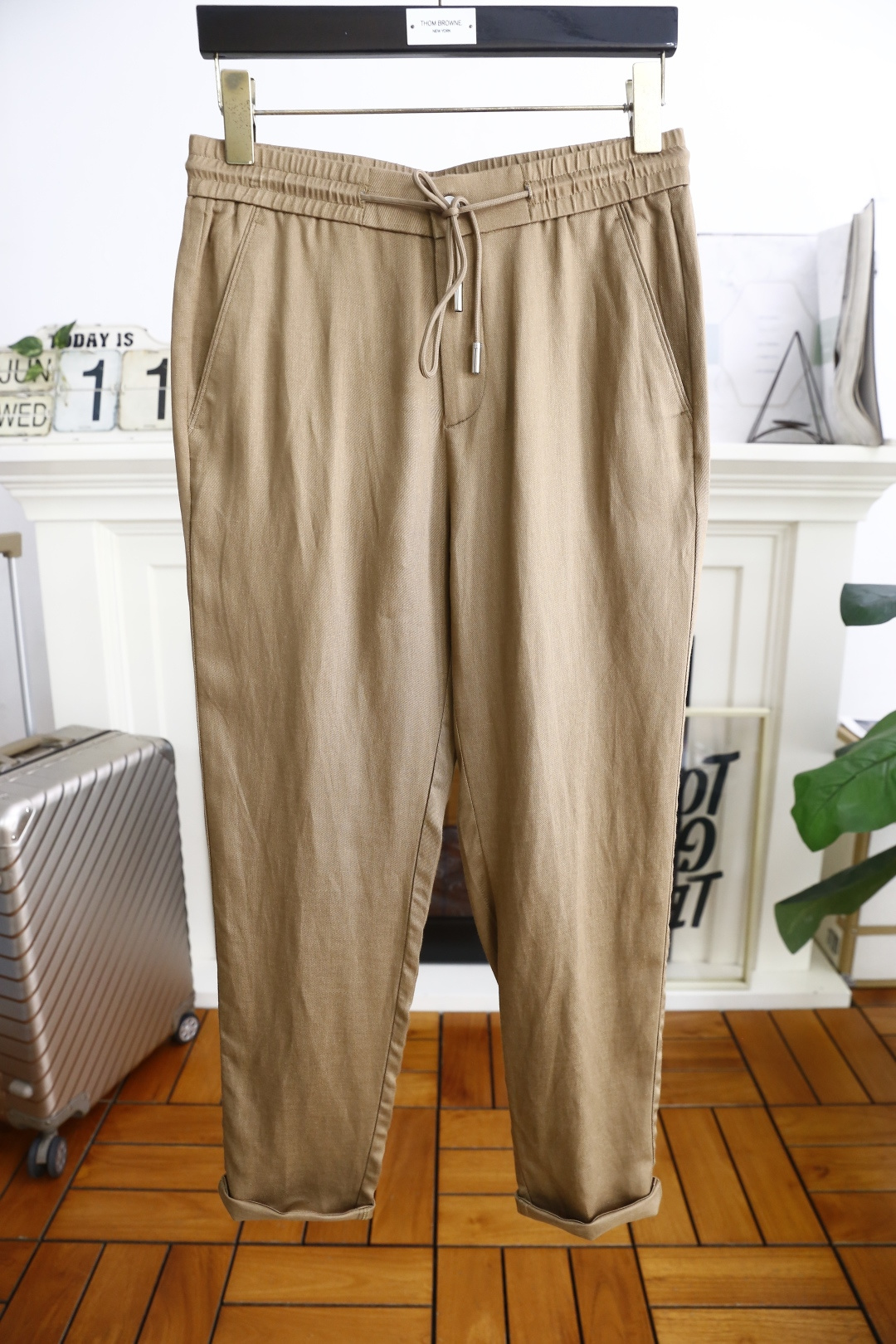 NO:427046,LP. 25 new summer fashion men's thin casual pants!  It uses imported comfortable and breathable fabrics, luxurious and classic brand original LOGO design, and the upper body is casual and comfortable!  Elastic waist casual and versatile style without restraint!  The same product for overseas European counters, the upper body is fashionable and sporty, very low-key and luxurious!  The stitching of the turner is delicate and strong!  Perfect three-dimensional tailoring, highly recommend buying the product!  Complete three standards!  Counter size S-2XL, shipped the next day!  loro piana alexander wang19860909LP. 25夏季新品时尚男士薄款休闲裤！采用进口舒适透气面料,奢华经典品牌原版LOGO设计 上身随意舒服！松紧腰休闲百搭款无束缚感！海外欧洲专柜同品,上身时尚运动显时尚,很低调且不失奢华品味！车工缝线细致而强悍！完美立体剪裁,强烈推荐购入货色！三标齐全！专柜尺码S-2XL,隔天出货！,,loro piana,alexander wang,Men's clothing