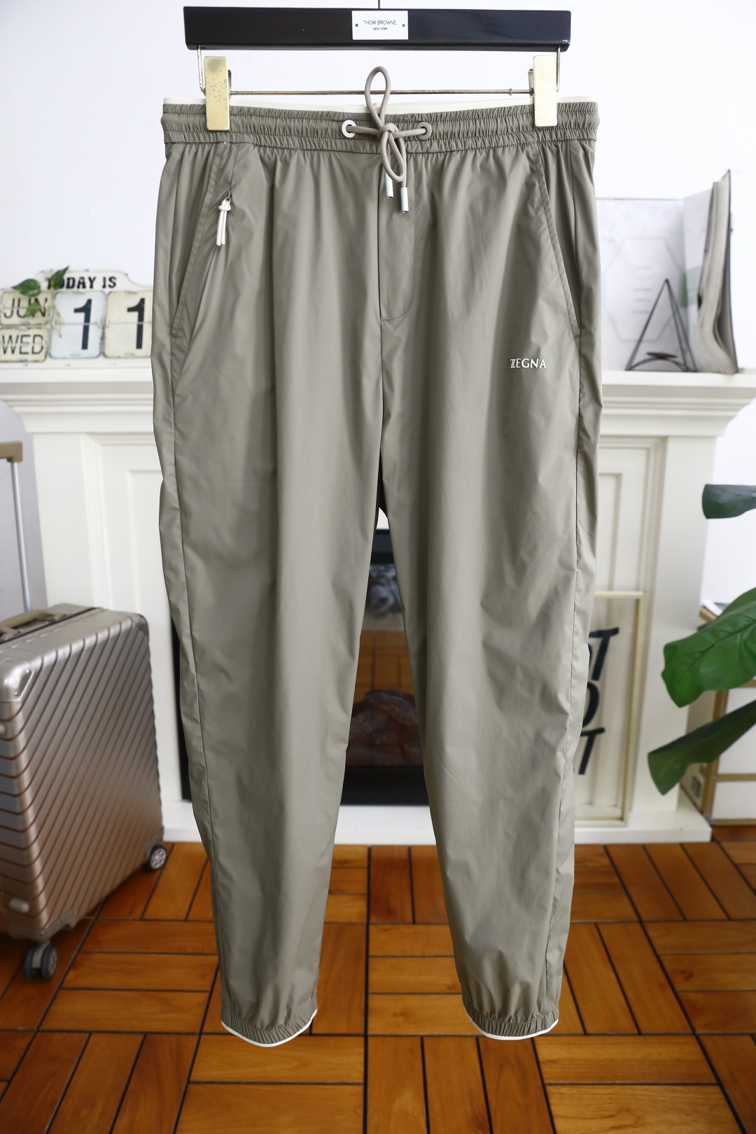 NO:427058,Jeni*/Ze*na. 25 new summer fashion men's casual pants!  It uses imported comfortable and breathable fabrics, and the luxury brand's classic original letter LOGO design, which is casual and comfortable on the upper body!  Elastic waist and close the casual combination without restraint!  The same product for overseas European counters, the upper body is fashionable and sporty, very low-key and luxurious!  The stitching of the turner is delicate and strong!  Perfect three-dimensional tailoring, highly recommend buying the product!  Complete three standards!  Counter size M-3XL, shipped the next day!  ,zegna,alexander wang19860909杰尼*/Ze*na. 25夏季新品时尚男士休闲裤！采用进口舒适透气面料,奢华品牌经典原版字母LOGO设计 上身随意舒服！松紧腰收口休闲搭配无束缚感！海外欧洲专柜同品,上身时尚运动显时尚,很低调且不失奢华品味！车工缝线细致而强悍！完美立体剪裁,强烈推荐购入货色！三标齐全！专柜尺码M-3XL,隔天出货！,,zegna,alexander wang,Men's clothing