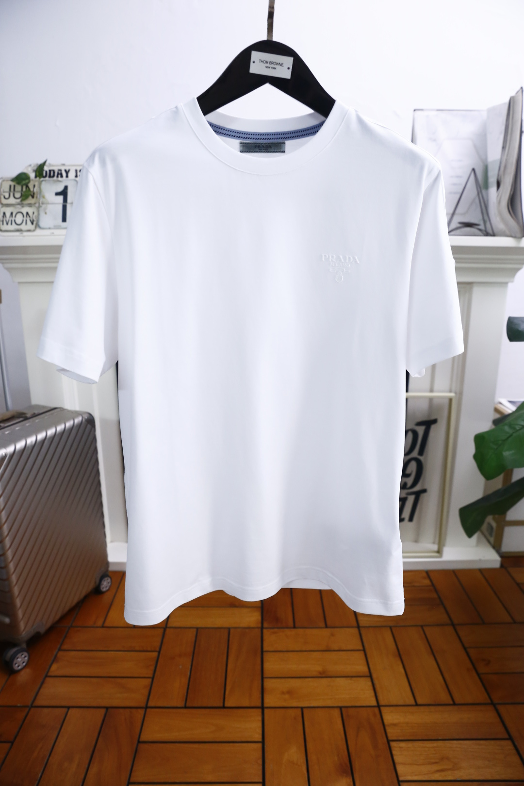 NO:427059,Pula*/Pr*da. New summer style!  Fashionable men's casual round neck short-sleeved fashion item design, more fashionable and comfortable, high-standard customization, very stylish upper body, luxury brand LOGO pattern on the chest, customer-supplied auxiliary materials, imported high-end comfortable cotton fabric with very delicate texture, exquisite details and exquisite craftsmanship, extremely shaping item, can be matched with any fashion, super good style, a must-have item for trendy men!  Counter size: S-3XL, shipped the next day!  ,,prada,T-shirt,alexander wang19860909普拉*/Pr*da. 夏季新款！时尚男士休闲圆领短袖时尚单品设计,更加时尚舒适,高标准定制,上身非常有型,胸前奢华品牌LOGO 图案 客供辅料,客供进口高档舒适棉面料质感非常细腻,细节工艺精湛考究,塑造性极高的一款单品,任何时装都可以搭配,版型超级好 潮男必备单品！专柜尺码:S-3XL,隔天出货！,,prada,T-shirt,alexander wang,Men's clothing