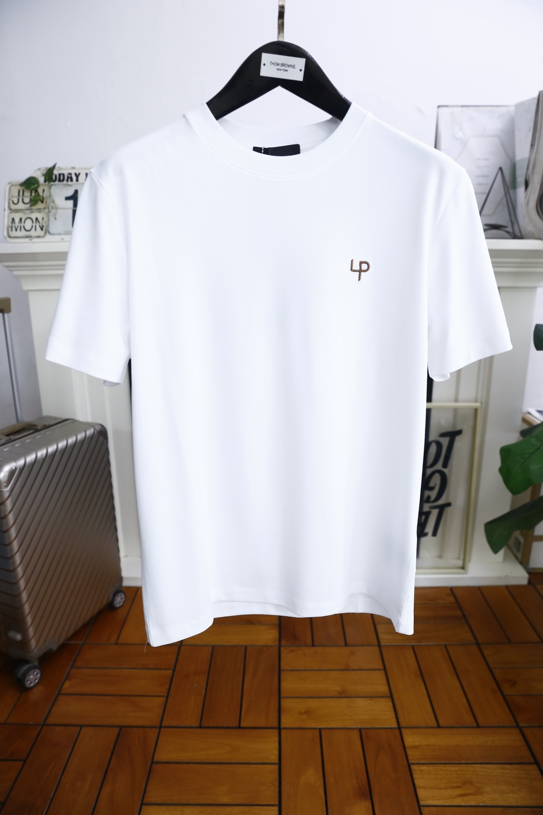 NO:427055,LP. New summer fashion round neck short sleeve high-end custom versatile style!  More practical, anyone can easily control it. It adopts classic comfortable and breathable fabric craftsmanship. The luxury classic brand letter logo design is very high-end and those who understand goods must enter!  The style and tailoring are slim styles, which are very exquisite, showing aura and highlighting the exquisiteness of business men. This is the unique feature, the right slim fit, and the upper body effect is very good!  Counter size S-4XL, shipped the next day!  ,loro piana,T-shirt,alexander wang19860909LP. 夏季新品时尚圆领短袖高级定制百搭款式！更有实用感 任何人都可以轻松驾驭 采用经典舒适透气面料工艺 奢华经典品牌字母logo设计,非常显档次懂货的必须入！版型剪裁属于修身款 非常精致,显气场,又会凸显商务男士的精致,这就是独到之处,恰到好处的修身,上身效果非常赞！专柜尺码S-4XL,隔天出货！,,loro piana,T-shirt,alexander wang,Men's clothing