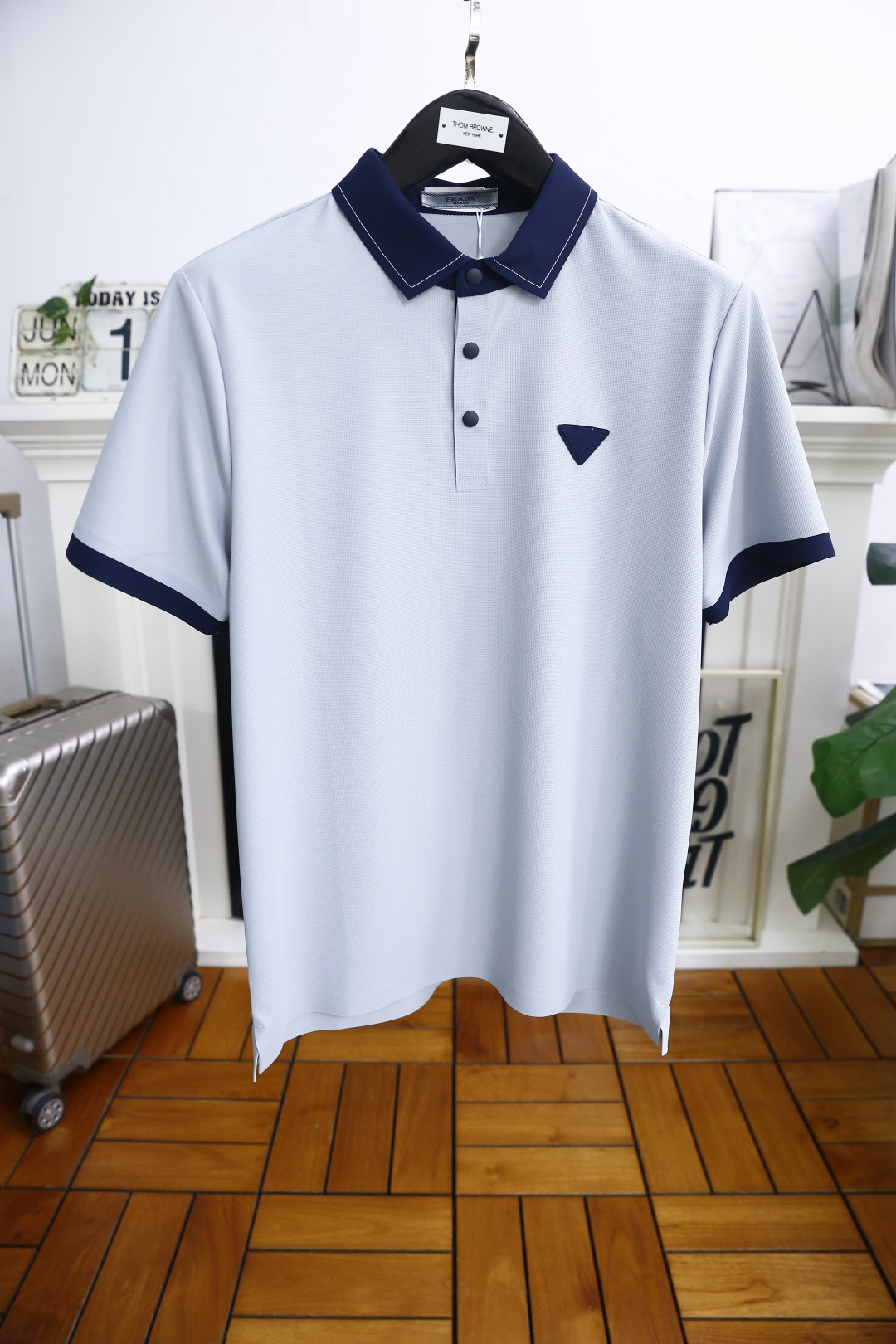 NO:427068,Prada/Pr*da. New summer classic fashion lapel POLO shirt!  Fashion single product design, luxury brand triangle logo design on chest!  More fashionable and comfortable, customized with high standards, very stylish upper body, customer-supplied auxiliary materials, imported high-end comfortable breathable fabrics are very delicate in texture, exquisite and exquisite in detail, auxiliary materials are all supplied by foreign customers, a very high shaping item, can be matched with any fashion, the style is super good, a must-have item for trendy men. Counter size: S-4XL, shipped the next day!  ,prada,alexander wang19860909普拉达/Pr*da. 夏季新品经典时尚翻领POLO衫！时尚单品设计,胸前奢华品牌三角标LOGO设计！更加时尚舒适,高标准定制,上身非常有型,客供辅料,客供进口高档舒适透气面料质感非常细腻,细节工艺精湛考究,辅料皆为外商客供,塑造性极高的一款单品,任何时装都可以搭配,版型超级好 潮男必备单品 专柜尺码:S-4XL,隔天出货！,,prada,alexander wang,Men's clothing