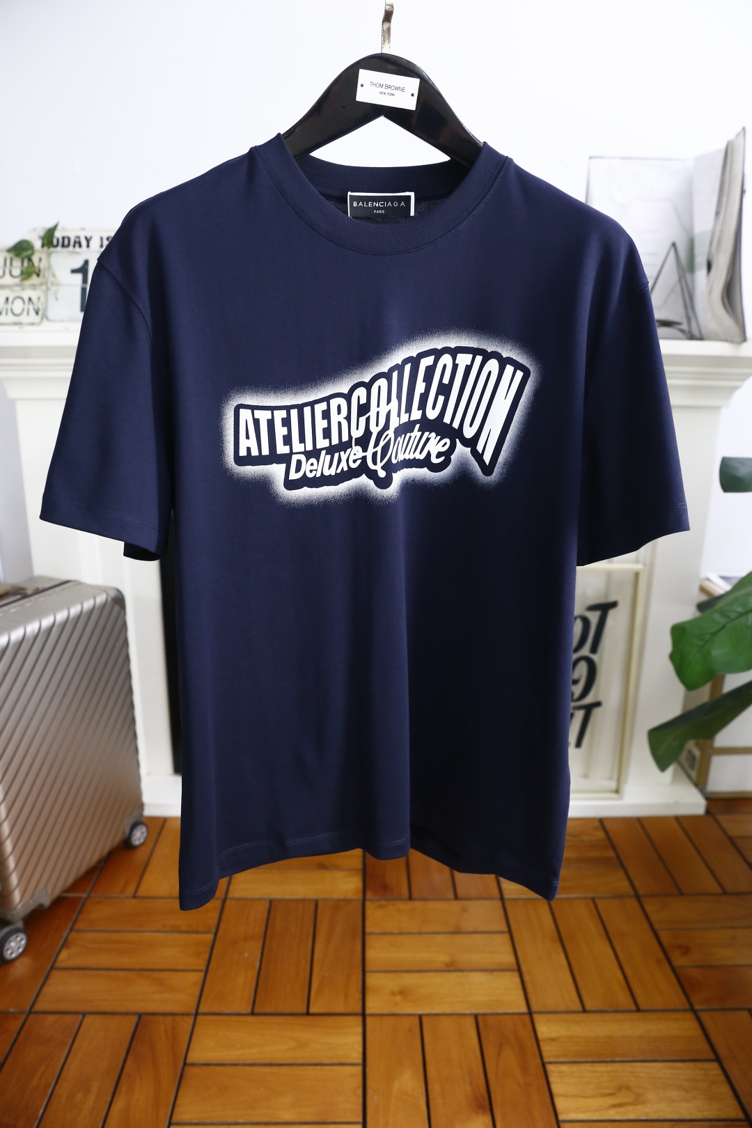 NO:427073,Original list. New summer style! Fashionable and casual round neck short-sleeved fashion item design, more fashionable and comfortable, high-standard customization, very stylish on the upper body, luxurious custom letter LOGO pattern on the chest, customer-supplied auxiliary materials, comfortable horse cotton fabric with very delicate texture, exquisite details and exquisite craftsmanship, extremely shaping item, can be matched with any fashion, super good style, a must-have item for trendy men. Counter code: S-4XL, maximum wear to 220 pounds! Shipping the next day! ,T-shirt,alexander wang19860909原單. 夏季新款！时尚休闲圆领短袖时尚单品设计,更加时尚舒适,高标准定制,上身非常有型,胸前奢华定制字母LOGO图案 客供辅料,采用舒适匹马棉面料质感非常细腻,细节工艺精湛考究,塑造性极高的一款单品,任何时装都可以搭配,版型超级好 潮男必备单品 专柜码:S-4XL,最大穿到220斤！隔天出货！,,T-shirt,alexander wang,Men's clothing