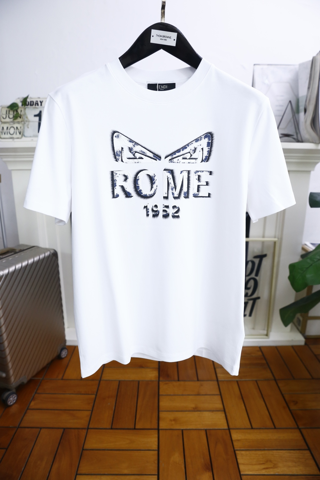 NO:427078,Fendi/Fe*di. New summer products for men's short-sleeved fashion classic round neck design!  Luxury brand customized LOGO matching!  High-end custom versatile styles that anyone can easily control. Comfortable cotton fabric!  It is very high-end and understandable. It must be purchased!  The style and tailoring are slim styles, which are very exquisite, showing aura and highlighting the exquisiteness of business men. This is the unique feature, the right slim fit, and the upper body effect is very good!  The counter size S-4XL can be worn up to 220 kilograms!  Shipping the next day!  ,fendi,T-shirt,alexander wang19860909芬迪/Fe*di. 夏季新品男士短袖时尚经典圆领设计！奢华品牌定制LOGO搭配！高级定制百搭款式 任何人都可以轻松驾驭 采用舒适匹马棉面料！非常显档次懂货的必须入！版型剪裁属于修身款 非常精致,显气场,又会凸显商务男士的精致,这就是独到之处,恰到好处的修身,上身效果非常赞！专柜尺码S-4XL,最大可以穿到220斤！隔天出货！,,fendi,T-shirt,alexander wang,Men's clothing