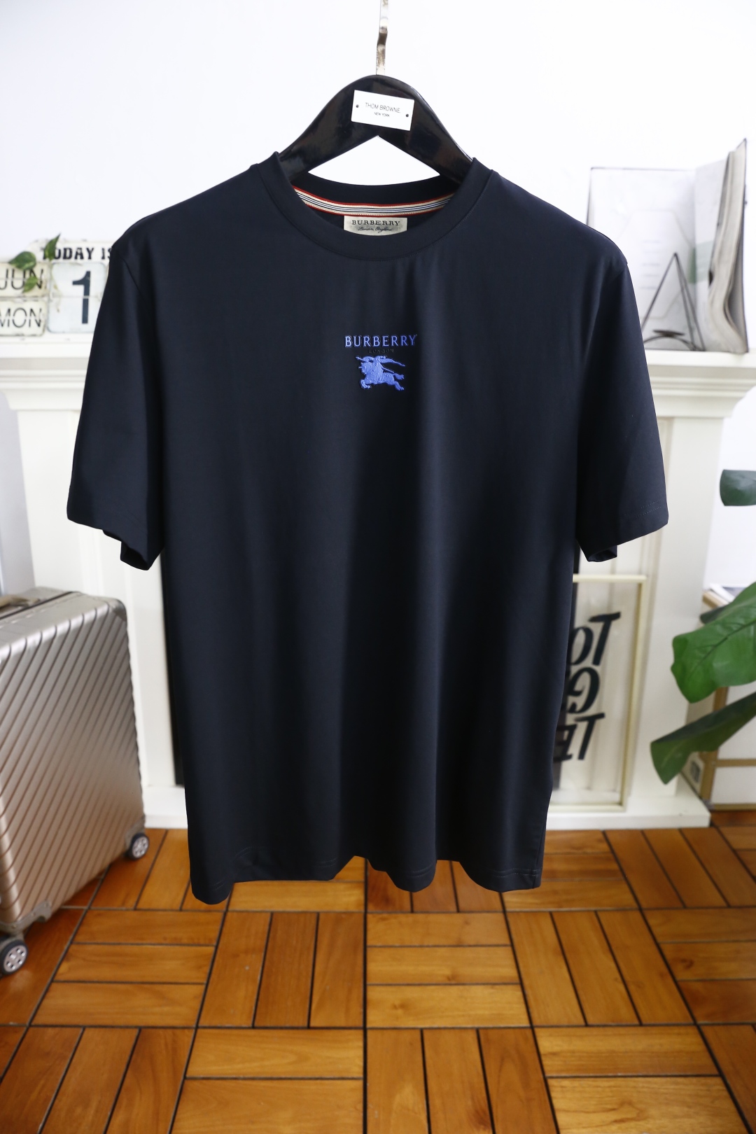 🔥巴宝丽/Burbe*ry.
25Bur夏季新品男士圆领短袖🍃市场最高版本🔝胸前品牌战马字母LOGO标识