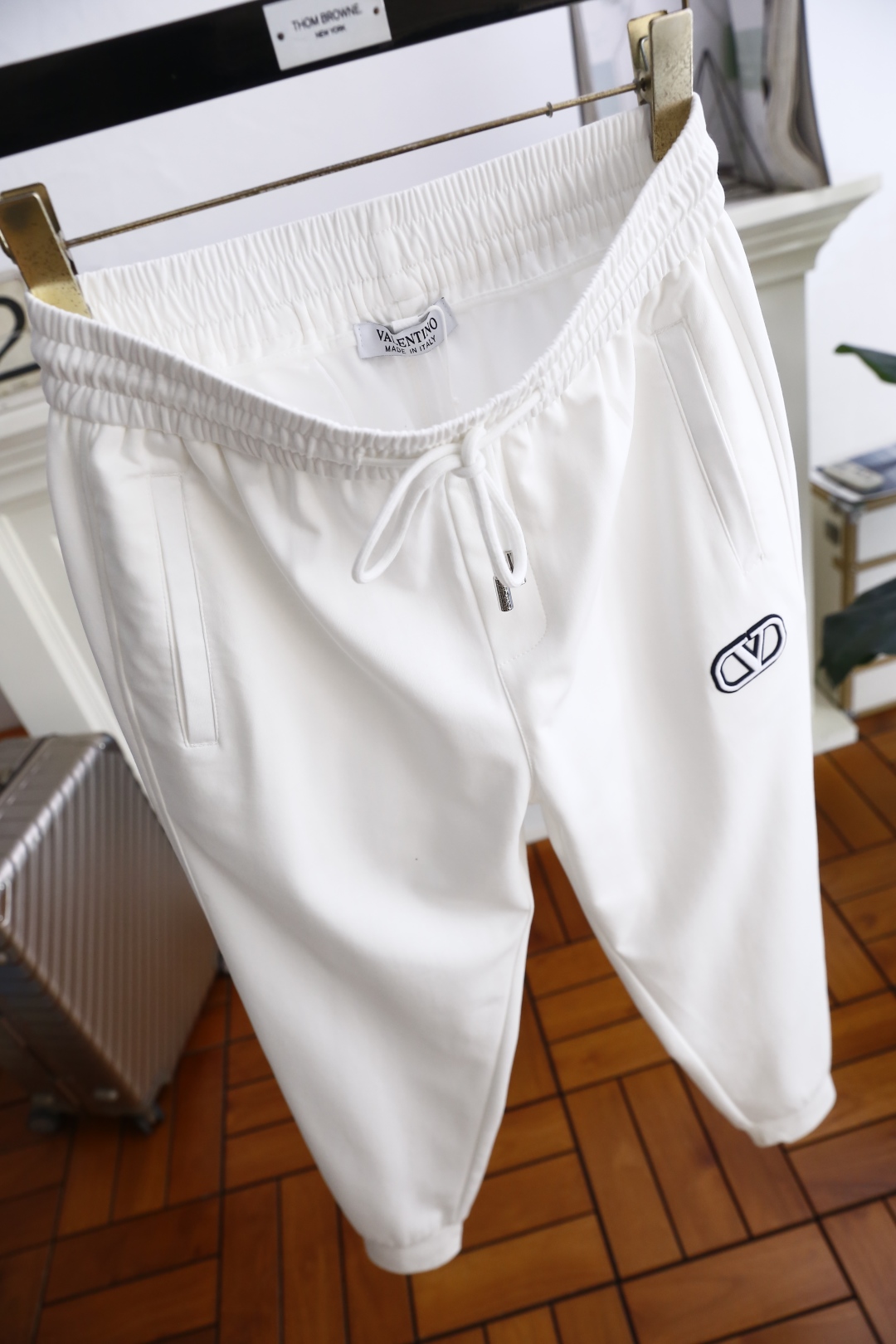 🔥华伦天奴.
25夏季新品时尚男士休闲裤！采用进口舒适透气面料，奢华品牌经典原版字母LOGO设计 上身随