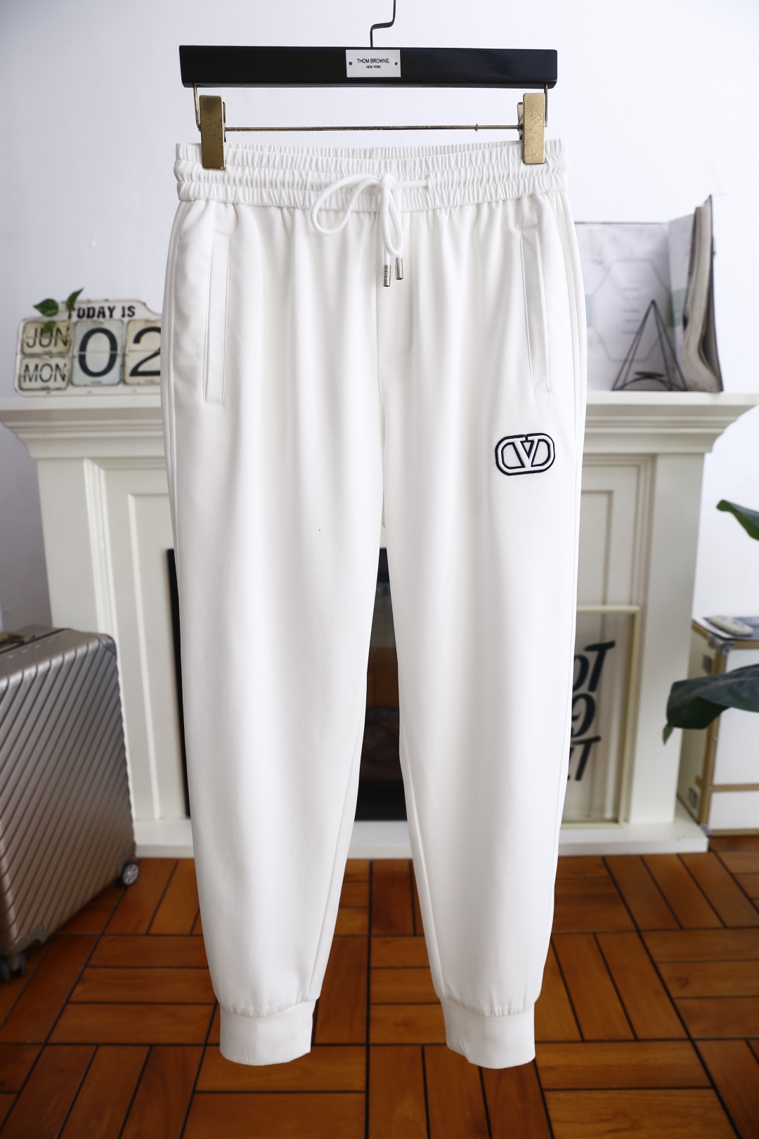 🔥华伦天奴.
25夏季新品时尚男士休闲裤！采用进口舒适透气面料，奢华品牌经典原版字母LOGO设计 上身随