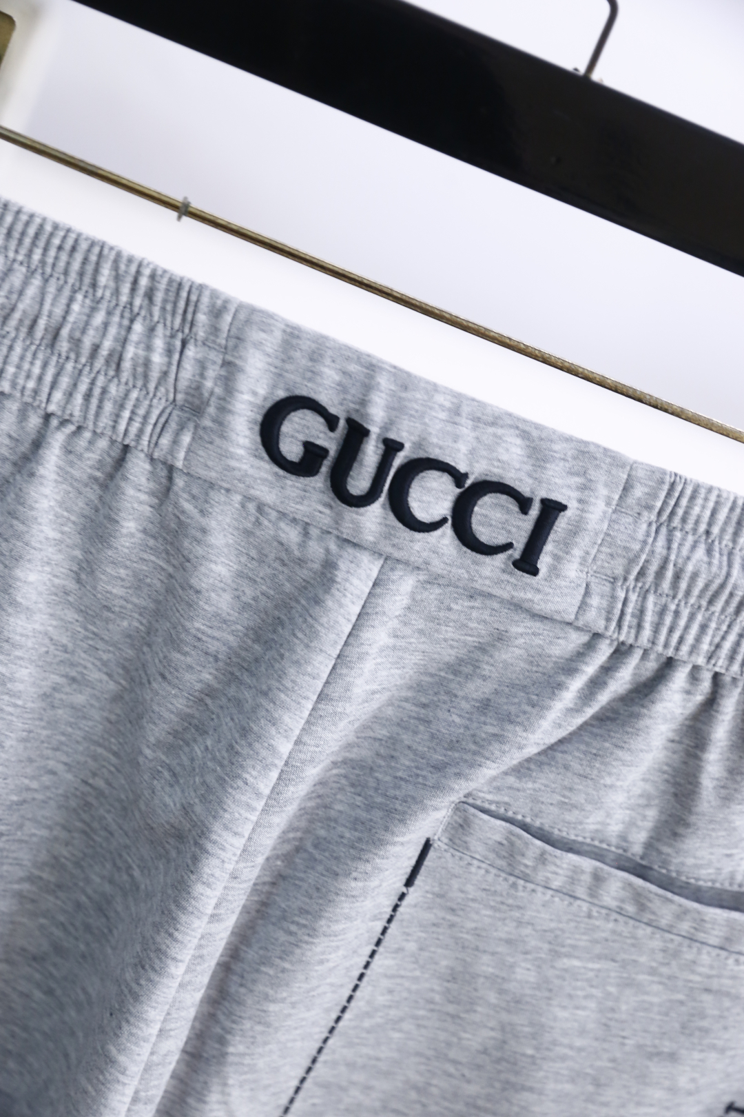 🔥古驰/Gu*ci.
25夏季新品时尚男士休闲裤！采用进口舒适透气面料，奢华品牌经典原版字母LOGO设计