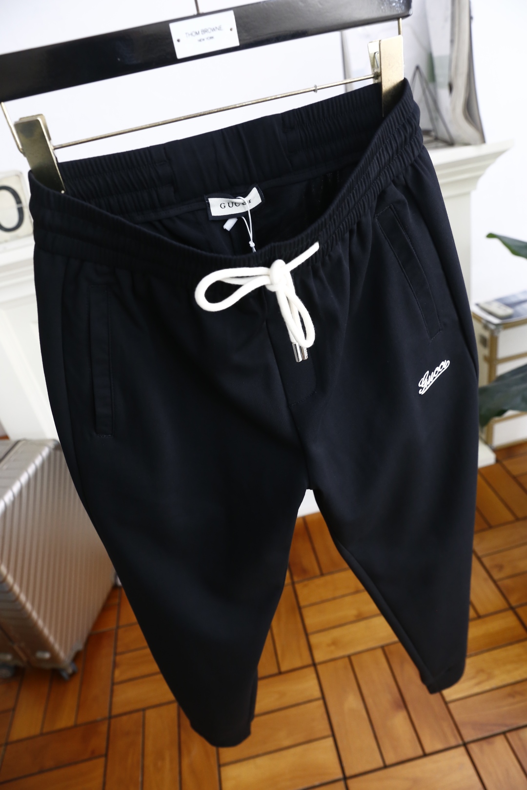 🔥古驰/Gu*ci.
25夏季新品时尚男士休闲裤！采用进口舒适透气面料，奢华品牌经典原版字母LOGO设计