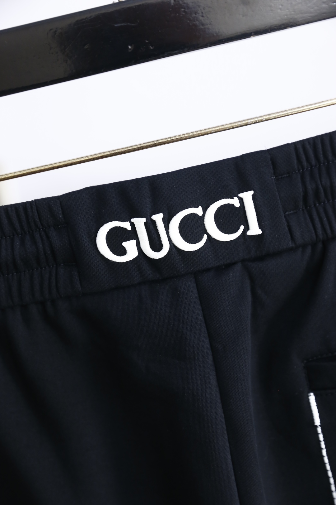 🔥古驰/Gu*ci.
25夏季新品时尚男士休闲裤！采用进口舒适透气面料，奢华品牌经典原版字母LOGO设计