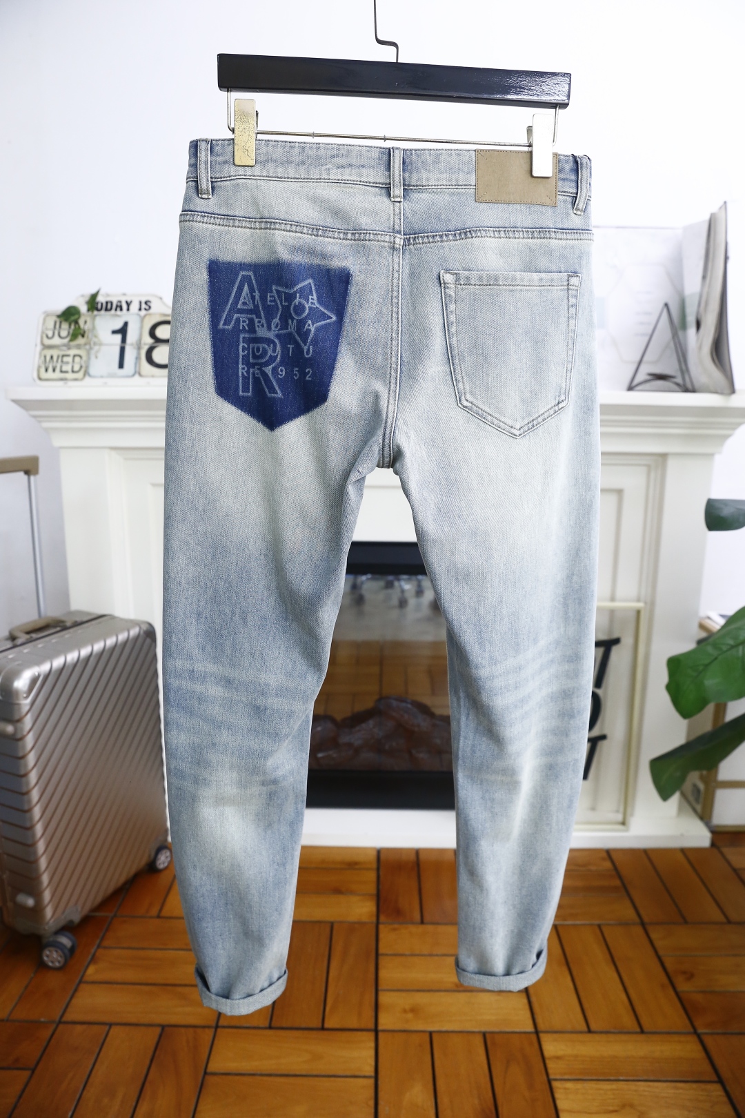 🔥纪梵希.
2025夏季新品！时尚男士夏季薄款破洞牛仔裤👖采用客供水洗弹力牛仔裤！奢华经典定制LOGO搭