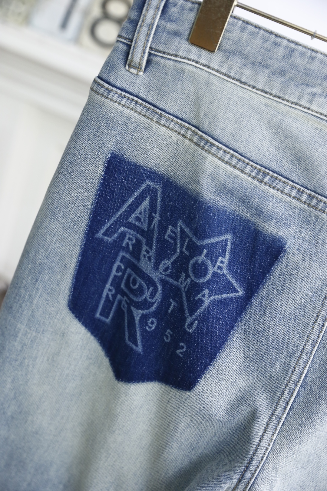 🔥纪梵希.
2025夏季新品！时尚男士夏季薄款破洞牛仔裤👖采用客供水洗弹力牛仔裤！奢华经典定制LOGO搭