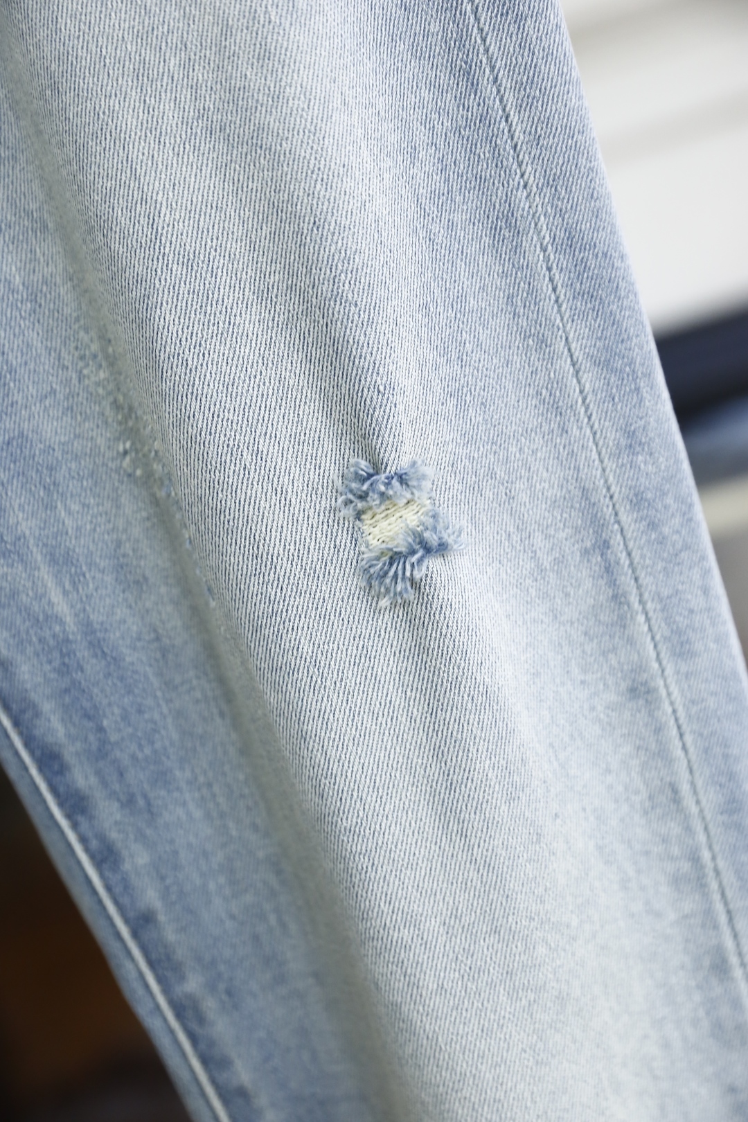 🔥纪梵希.
2025夏季新品！时尚男士夏季薄款破洞牛仔裤👖采用客供水洗弹力牛仔裤！奢华经典定制LOGO搭
