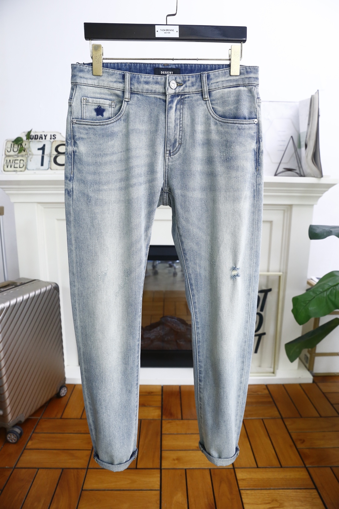 🔥纪梵希.
2025夏季新品！时尚男士夏季薄款破洞牛仔裤👖采用客供水洗弹力牛仔裤！奢华经典定制LOGO搭