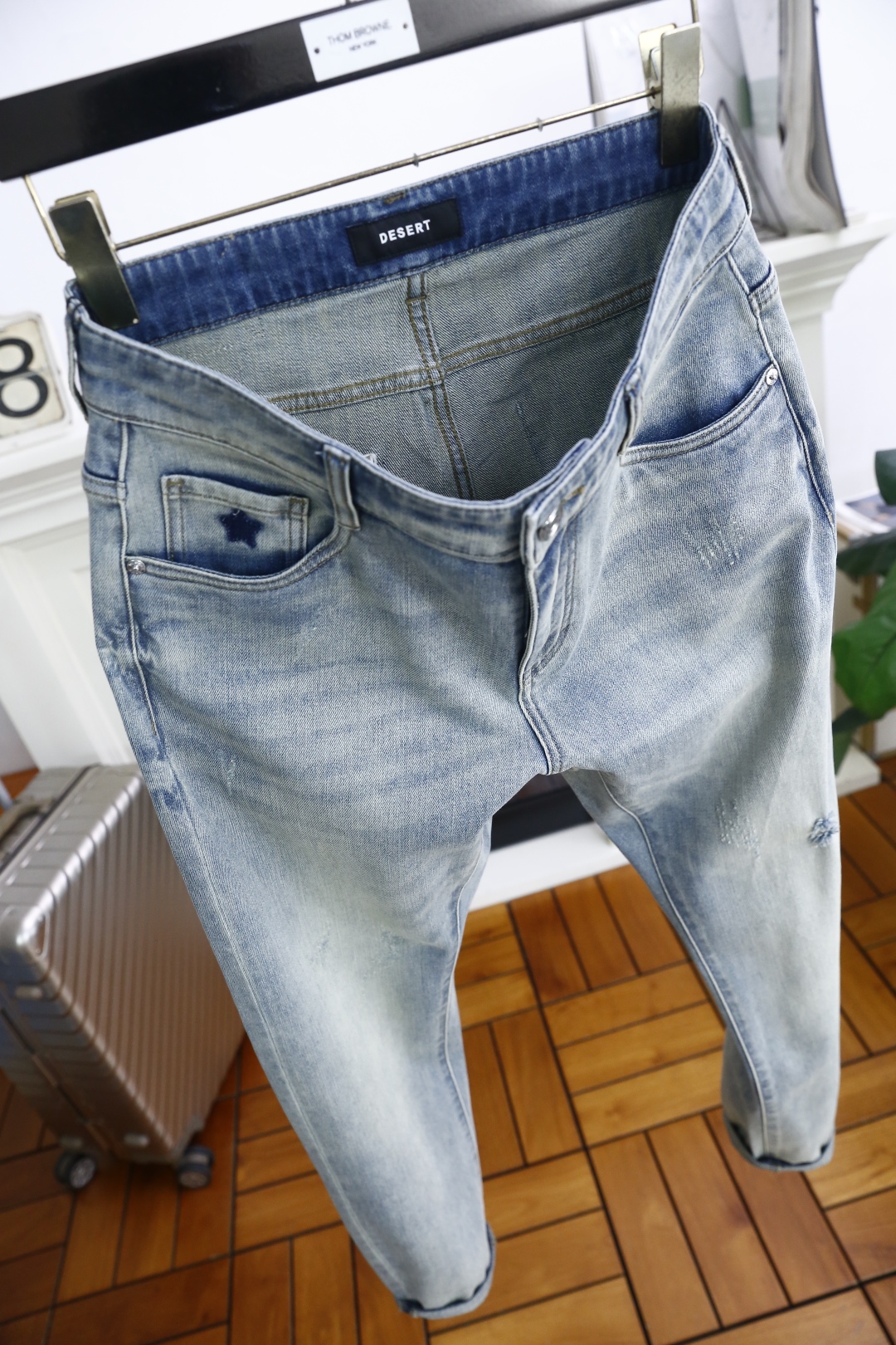 🔥纪梵希.
2025夏季新品！时尚男士夏季薄款破洞牛仔裤👖采用客供水洗弹力牛仔裤！奢华经典定制LOGO搭