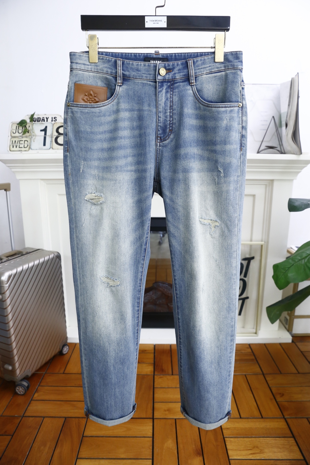 🔥巴黎世家.
2025夏季新品！时尚男士夏季薄款破洞牛仔裤👖采用客供水洗弹力牛仔裤！奢华经典品牌Logo
