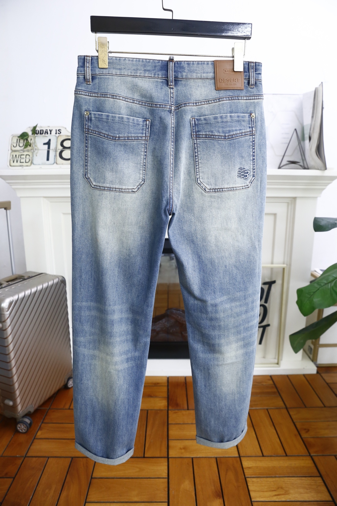 🔥巴黎世家.
2025夏季新品！时尚男士夏季薄款破洞牛仔裤👖采用客供水洗弹力牛仔裤！奢华经典品牌Logo