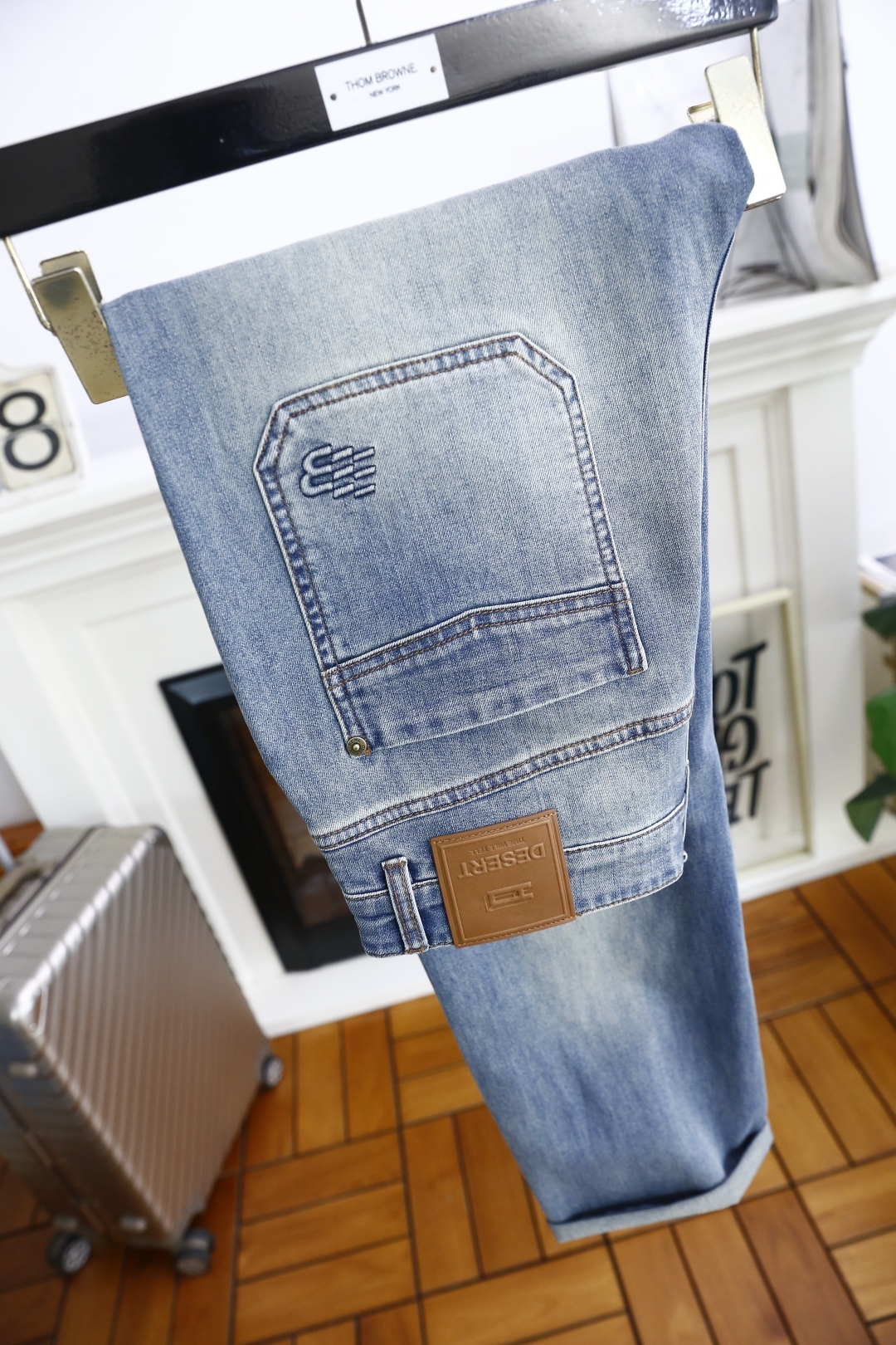 🔥巴黎世家.
2025夏季新品！时尚男士夏季薄款破洞牛仔裤👖采用客供水洗弹力牛仔裤！奢华经典品牌Logo