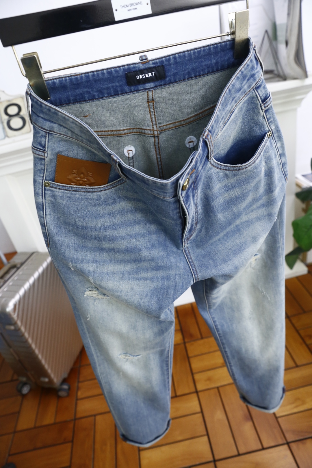🔥巴黎世家.
2025夏季新品！时尚男士夏季薄款破洞牛仔裤👖采用客供水洗弹力牛仔裤！奢华经典品牌Logo