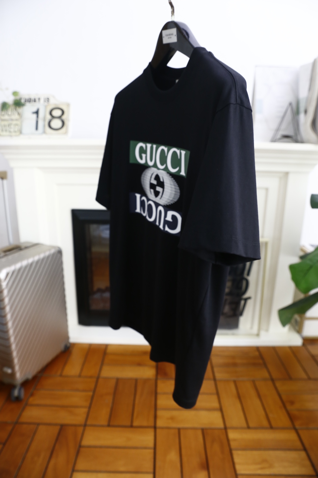 🔥古驰/Gu*ci.
2025夏季新品时尚圆领短袖！采用经典丝光云朵棉面料工艺 奢华经典品牌字母logo