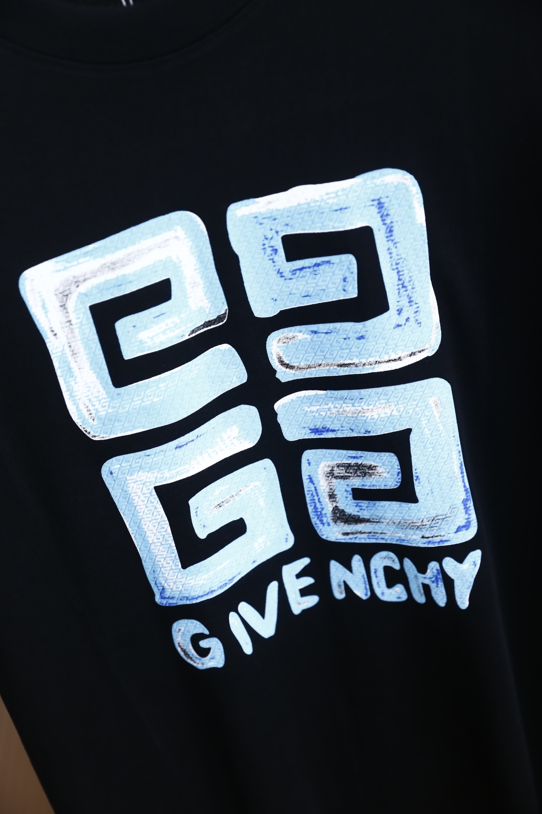 🔥纪梵希/Given*hy.
2025夏季新款！时尚男士圆领短袖👍胸前奢华经典品牌字母LOGO设计！高端
