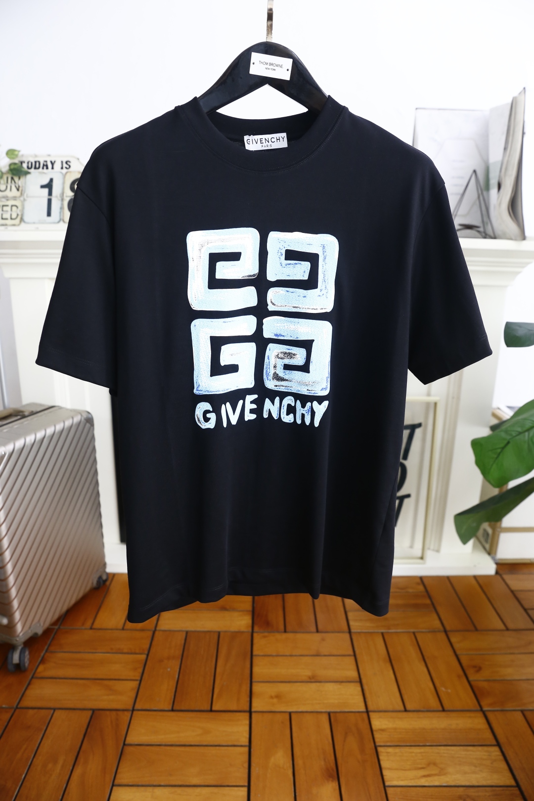 🔥纪梵希/Given*hy.
2025夏季新款！时尚男士圆领短袖👍胸前奢华经典品牌字母LOGO设计！高端