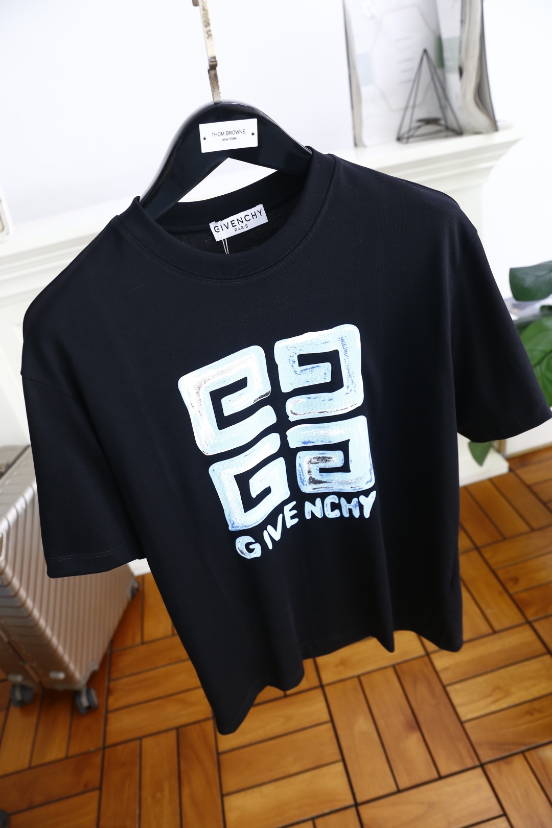 🔥纪梵希/Given*hy.
2025夏季新款！时尚男士圆领短袖👍胸前奢华经典品牌字母LOGO设计！高端