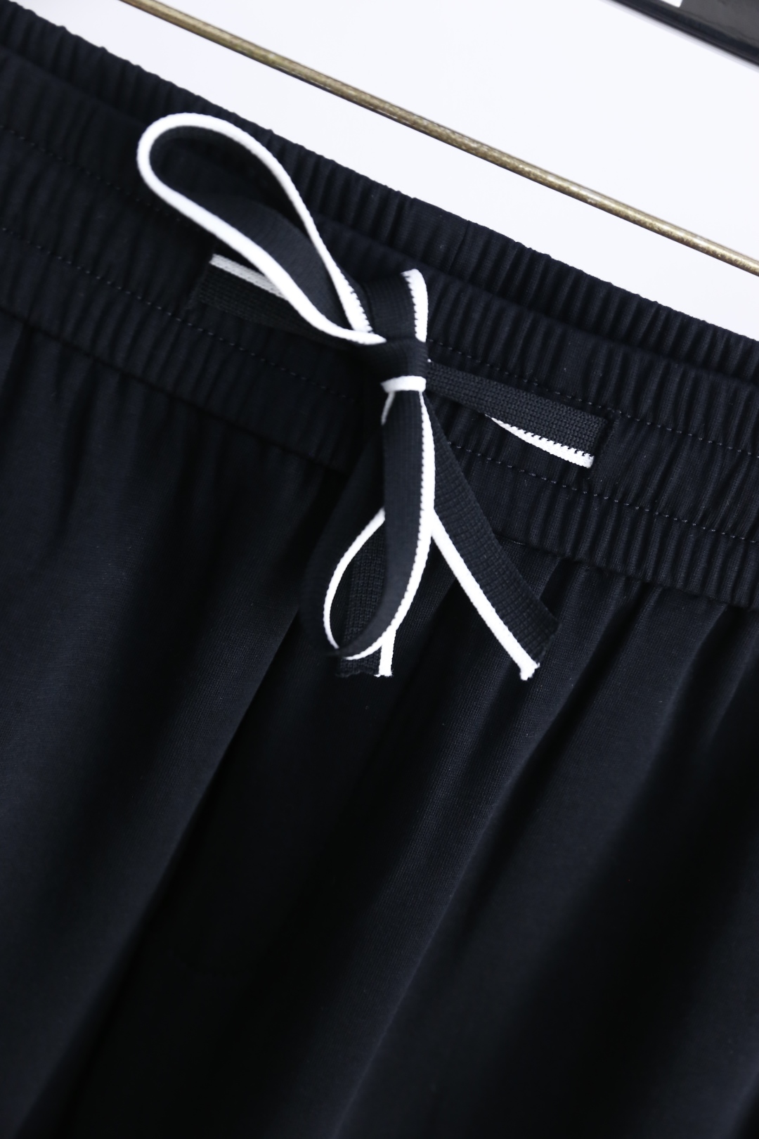 🔥lp。.
25夏季新品时尚男士薄款休闲裤！采用进口舒适透气棉面料，奢华品牌原版字母LOGO设计 上身随