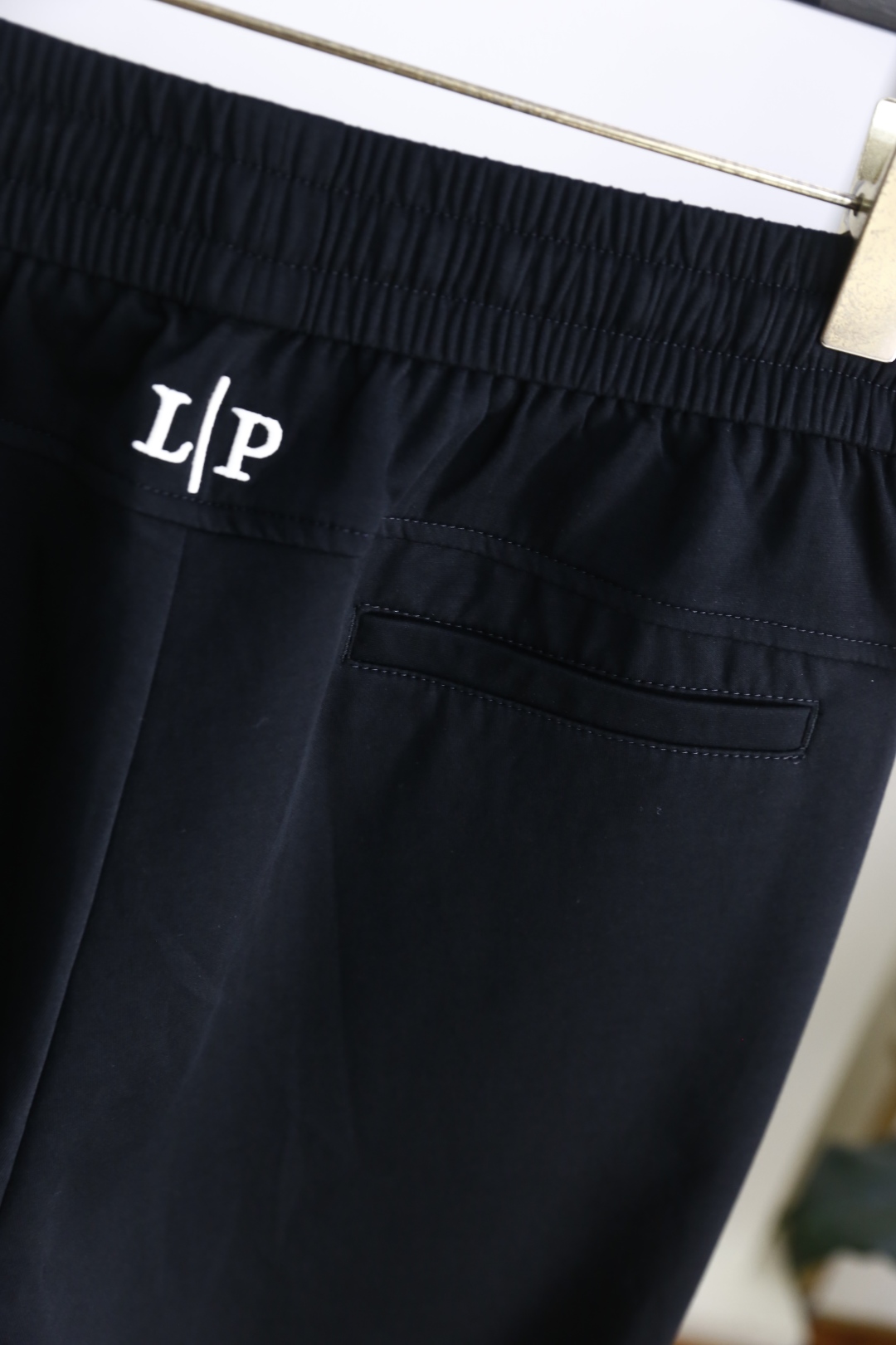 🔥lp。.
25夏季新品时尚男士薄款休闲裤！采用进口舒适透气棉面料，奢华品牌原版字母LOGO设计 上身随