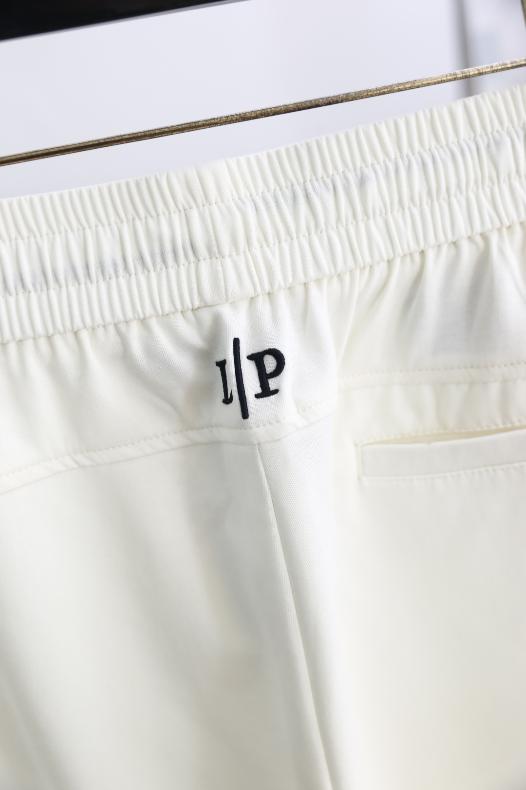 🔥lp。.
25夏季新品时尚男士薄款休闲裤！采用进口舒适透气棉面料，奢华品牌原版字母LOGO设计 上身随