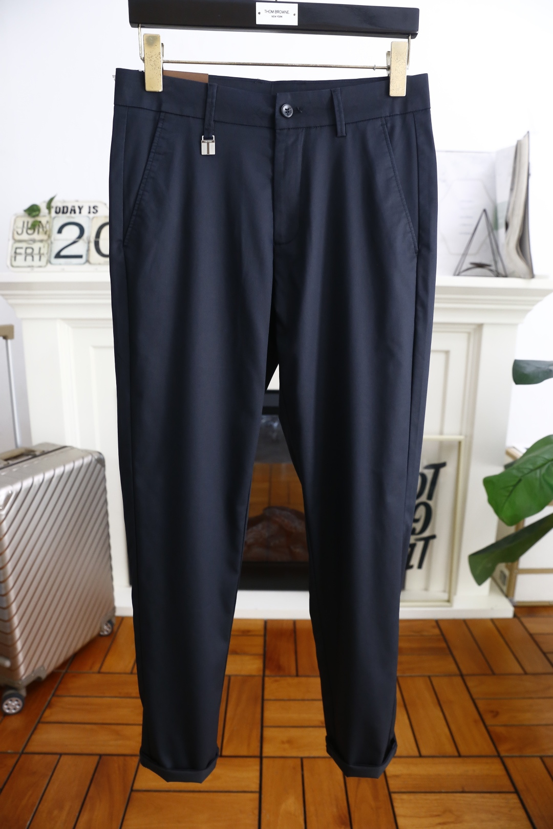 NO:424394,TF. New summer fashion products for men's casual trousers!  Use comfortable and breathable fabric, luxurious and classic custom letter LOGO design, and the upper body is comfortable!  No sense of restraint!  The same product for overseas European counters, the upper body is fashionable and sporty, very low-key and luxurious!  The stitching of the turner is delicate and strong!  Perfect three-dimensional tailoring, highly recommend buying the product!  Counter size: 29-42, shipped the next day!  ,,tom ford,alexander wang19860909TF. 夏季时尚新品男士休闲西裤！采用舒适透气面料,奢华经典定制字母LOGO设计 上身随意舒服！无束缚感！海外欧洲专柜同品,上身时尚运动显时尚,很低调且不失奢华品味！车工缝线细致而强悍！完美立体剪裁,强烈推荐购入货色！专柜尺码:29-42,隔天出货！,,tom ford,alexander wang,Men's clothing