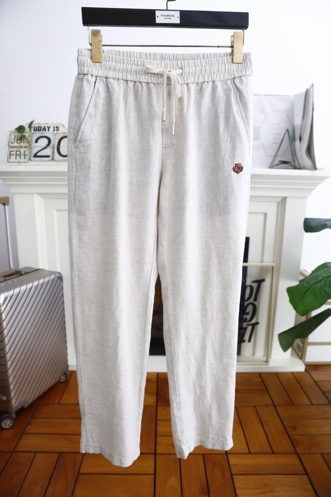 NO:424402,LP. 25 new summer fashion men's thin casual pants!  It uses imported comfortable and breathable cotton and linen fabric, with a classic LOGO design for luxury brand, and it is comfortable to the upper body!  The elastic waist is loose and has no restraint!  The same product for overseas European counters, the upper body is fashionable and sporty, very low-key and luxurious!  The stitching of the turner is delicate and strong!  Perfect three-dimensional tailoring, highly recommend buying the product!  Counter size 29-42, shipped the next day!  loro piana alexander wang19860909LP. 25夏季新品时尚男士薄款休闲裤！采用进口舒适透气棉麻面料,奢华品牌经典LOGO设计 上身随意舒服！松紧腰宽松版型搭配无束缚感！海外欧洲专柜同品,上身时尚运动显时尚,很低调且不失奢华品味！车工缝线细致而强悍！完美立体剪裁,强烈推荐购入货色！专柜尺码29-42,隔天出货！,,loro piana,alexander wang,Men's clothing