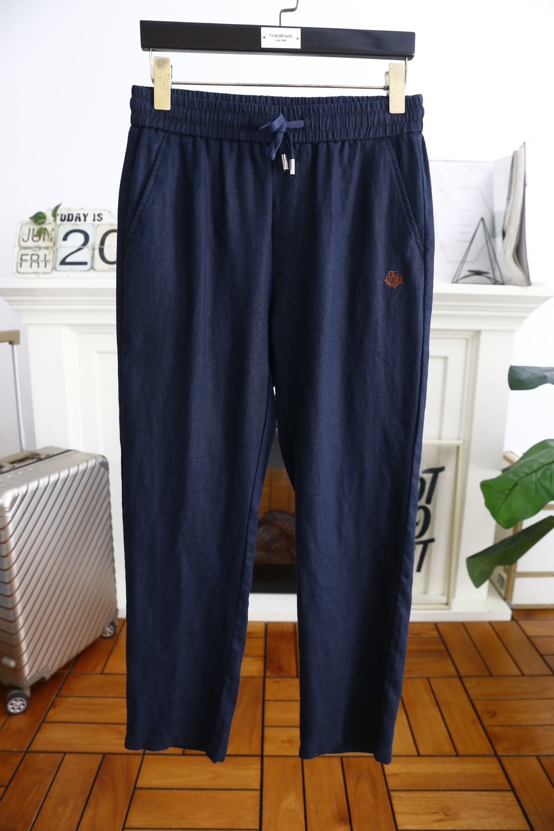 NO:480496,LP. 25 new summer fashion men's thin casual pants!  It uses imported comfortable and breathable cotton and linen fabric, with a classic LOGO design for luxury brand, and it is comfortable to the upper body!  The elastic waist is loose and has no restraint!  The same product for overseas European counters, the upper body is fashionable and sporty, very low-key and luxurious!  The stitching of the turner is delicate and strong!  Perfect three-dimensional tailoring, highly recommend buying the product!  Counter size 29-42, shipped the next day!  loro piana alexander wang19860909LP. 25夏季新品时尚男士薄款休闲裤！采用进口舒适透气棉麻面料,奢华品牌经典LOGO设计 上身随意舒服！松紧腰宽松版型搭配无束缚感！海外欧洲专柜同品,上身时尚运动显时尚,很低调且不失奢华品味！车工缝线细致而强悍！完美立体剪裁,强烈推荐购入货色！专柜尺码29-42,隔天出货！,,loro piana,alexander wang,Men's clothing