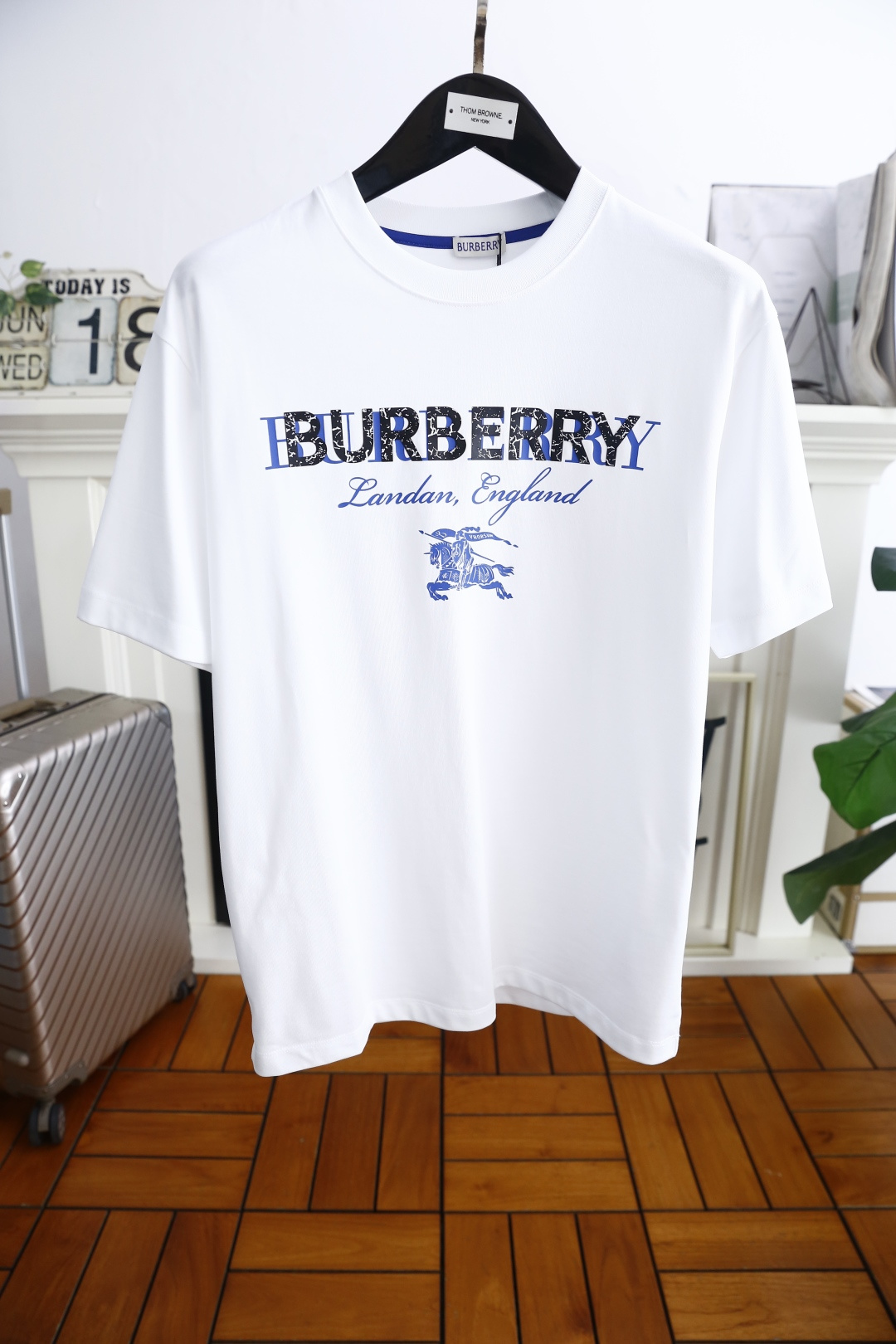 NO:424321,Burberry/Burbe*ry. 25Bur summer new product men's round neck short sleeves market with the highest version of the chest brand, the horse letters LOGO logo, you can appreciate the youthfulness and fashion sense brought by this design!  The overall style is fashionable and trendy, using comfortable mercerized cloud cotton fabric, soft, skin-friendly and breathable, and has a very crisp and drooping feeling. The upper body is fashionable and fashionable, and must-have in summer!  Counter size M-3XL, shipped the next day!  ,burberry,burberry,T-shirt,alexander wang19860909巴宝丽/Burbe*ry. 25Bur夏季新品男士圆领短袖市场最高版本胸前品牌战马字母LOGO标识标注上身就能体会这款设计带来的年轻与时尚感！整体时尚而有潮流,采用舒适丝光云朵棉面料 柔软亲肤透气 ,又有很好的挺括 垂感 上身时尚潮流色系,夏季必备单品！专柜尺码M-3XL,隔天出货！,,burberry,burberry,T-shirt,alexander wang,Men's clothing