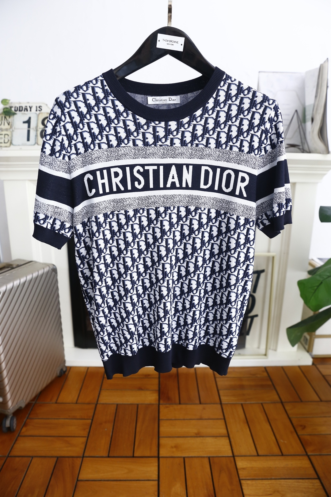 NO:424395,Dior/Christian D*or. New in summer!  Fashionable men's knitted short sleeves fashionable classic round neck design!  Luxury brand customized LOGO design!  High-end custom versatile styles that anyone can easily control with. Use top-quality comfortable and breathable fabrics!  It is very high-end and understandable. It must be purchased!  Soft, skin-friendly and breathable, and has a very crisp and drooping feeling. The upper body is fashionable and fashionable, and it is a must-have item for trendy men!  Counter size 48-56, shipped the next day!  ,dior,T-shirt,alexander wang19860909迪奥/Christian D*or. 夏季新品！时尚男士针织短袖时尚经典圆领设计！奢华品牌定制LOGO设计！高级定制百搭款式 任何人都可以轻松驾驭 采用顶级舒适透气面料！非常显档次懂货的必须入！柔软亲肤透气 ,又有很好的挺括 垂感 上身时尚潮流色系,潮男必备单品！专柜尺码48-56,隔天出货！,,dior,T-shirt,alexander wang,Men's clothing